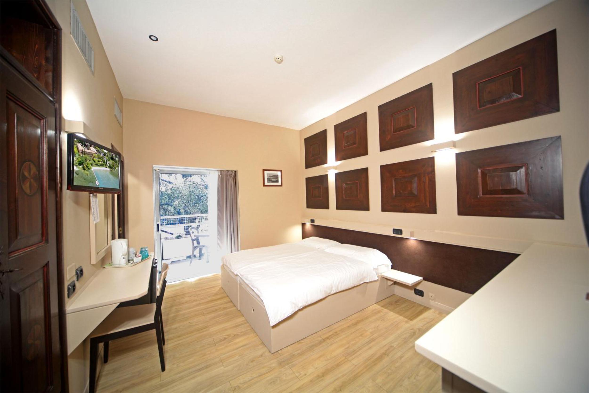 Superior Double or Twin Room with Lateral Lake View photo 1