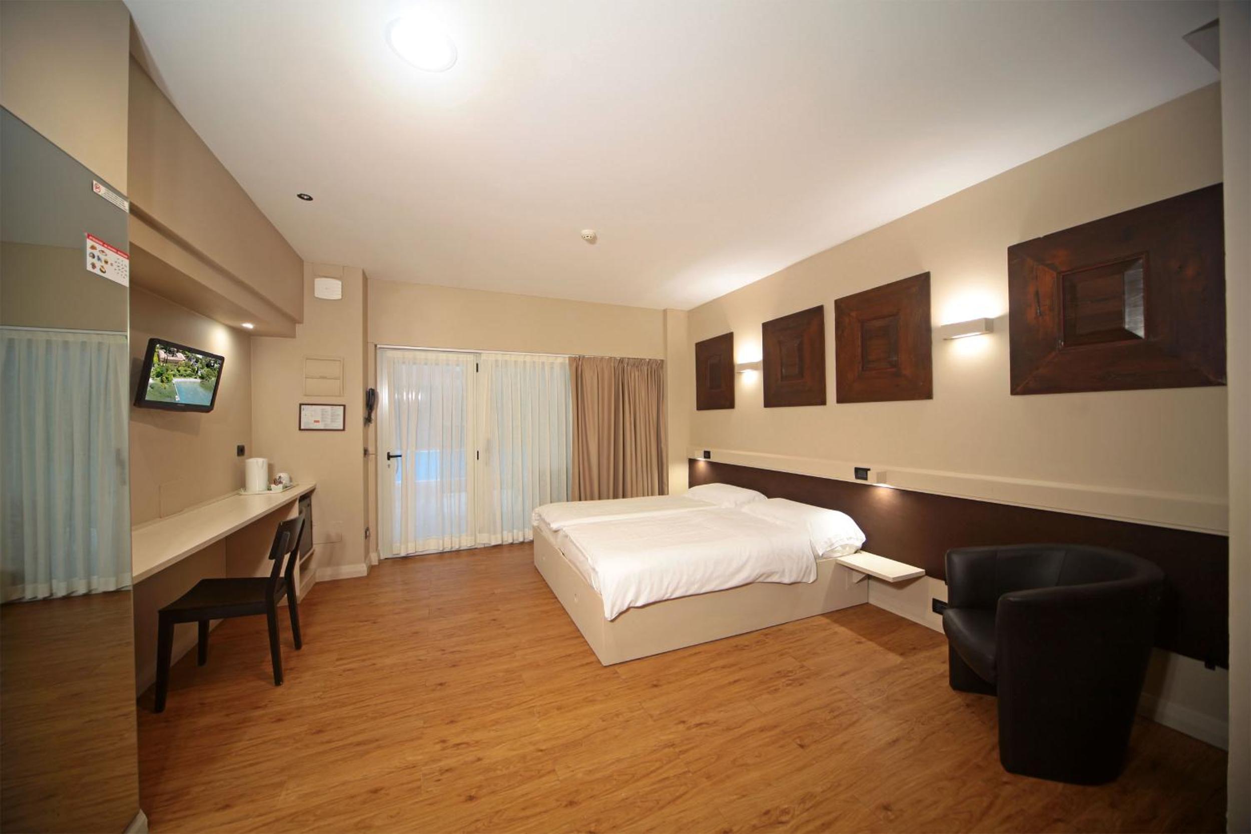 Large Double or Twin Room photo 1