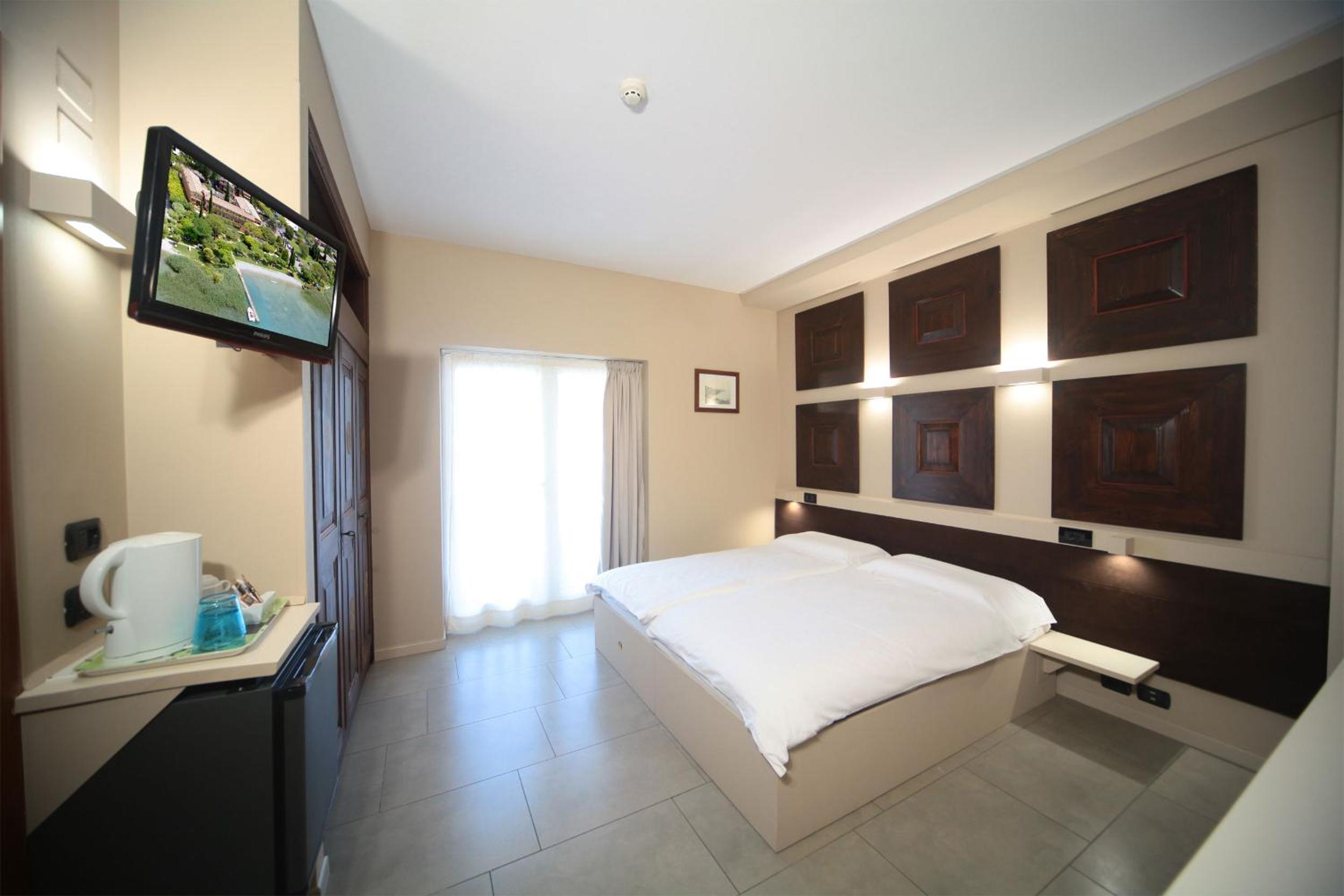 Superior Double or Twin Room with Lateral Lake View photo 2
