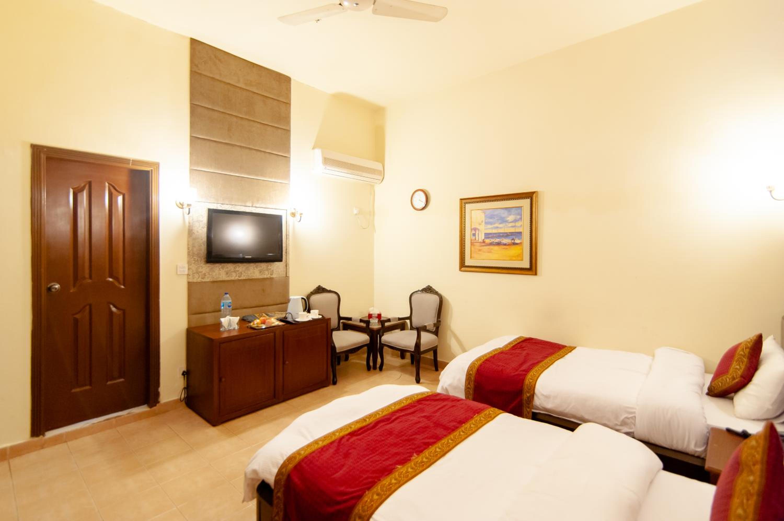 Deluxe Twin Room photo 2