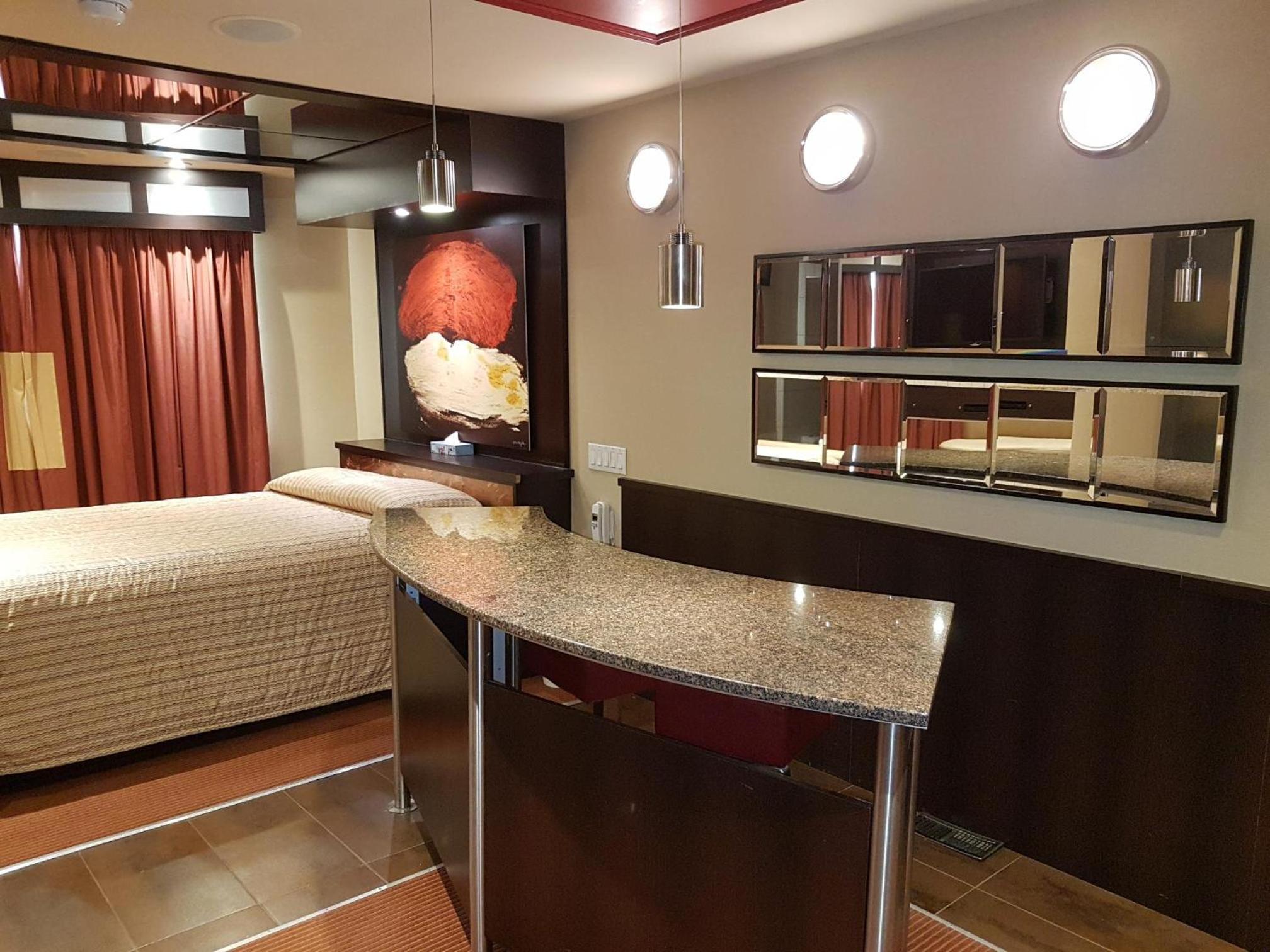 Deluxe Queen Suite - Non Smoking photo 3
