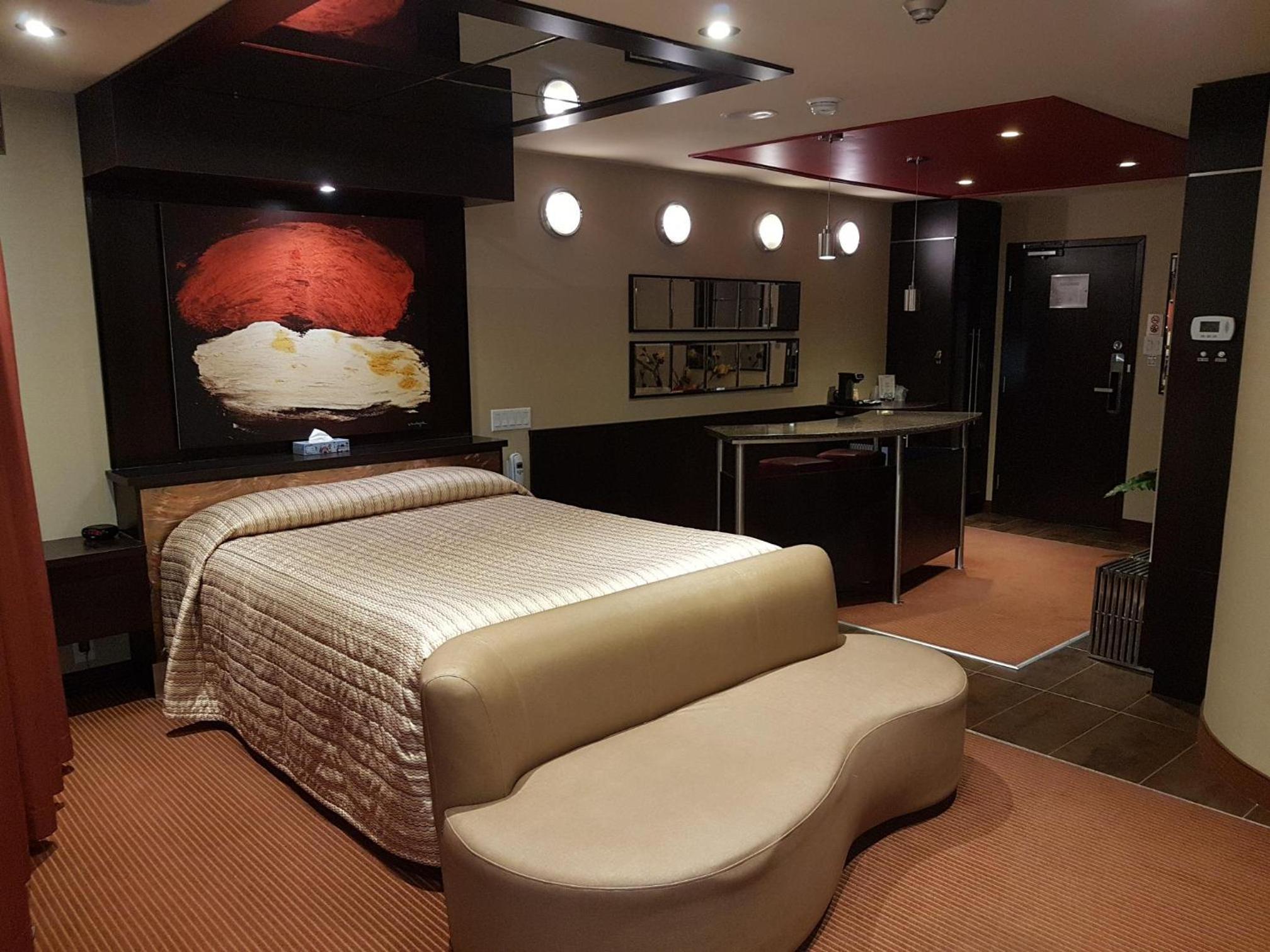 Deluxe Queen Suite - Non Smoking photo 2