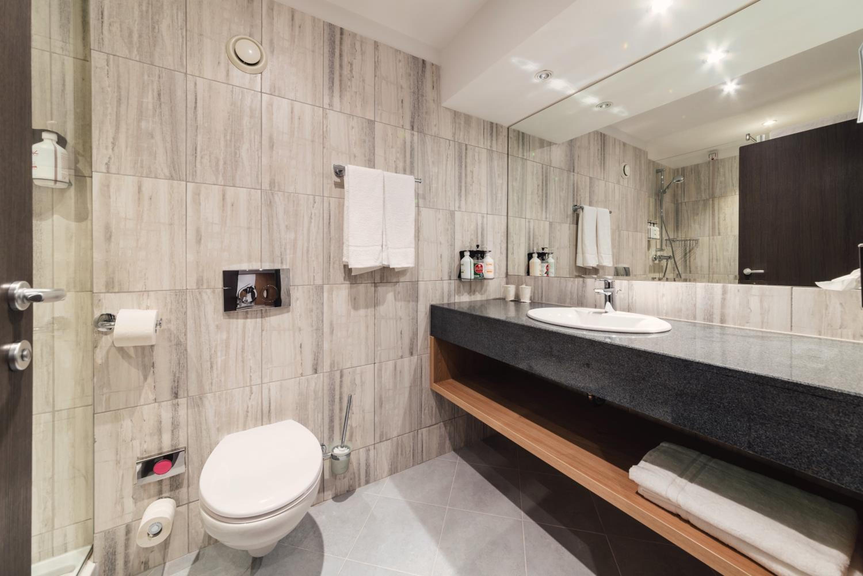 Premium King Room with Single Sofa Bed and City View - Photo 2