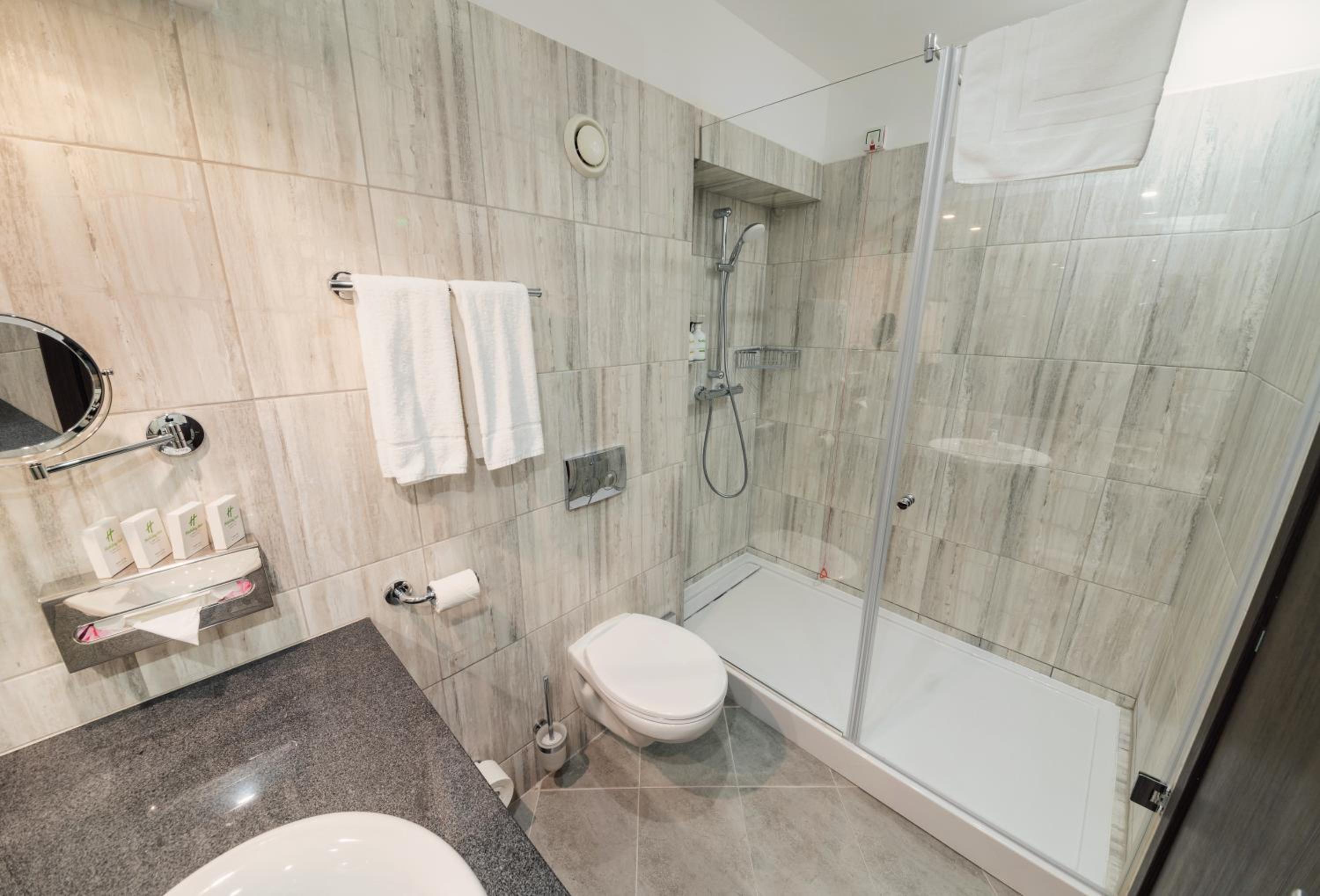 Premium King Room with Single Sofa Bed and City View - Photo 6