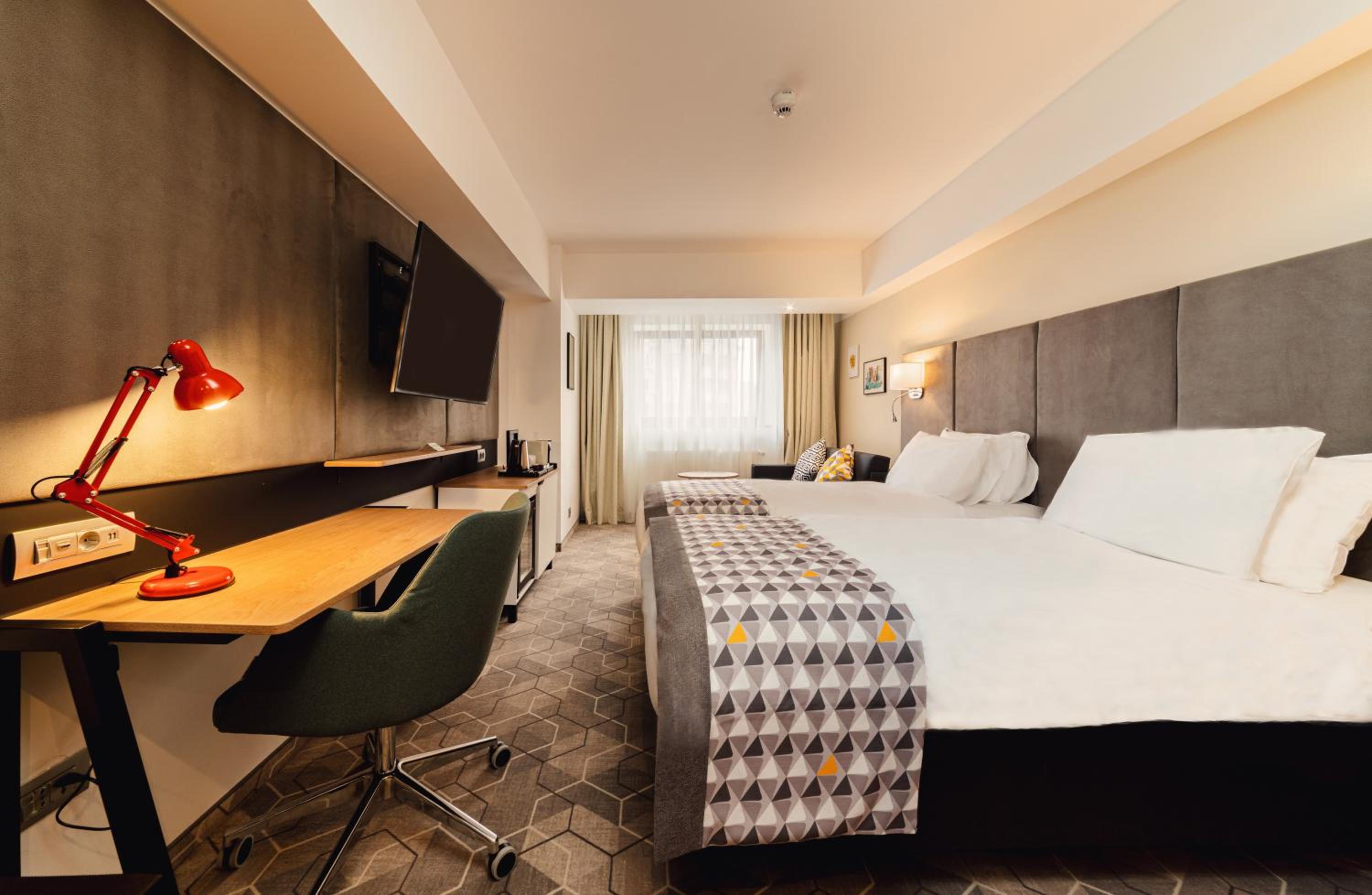 Premium Twin Room with Sofa Bed and City View - Photo 7