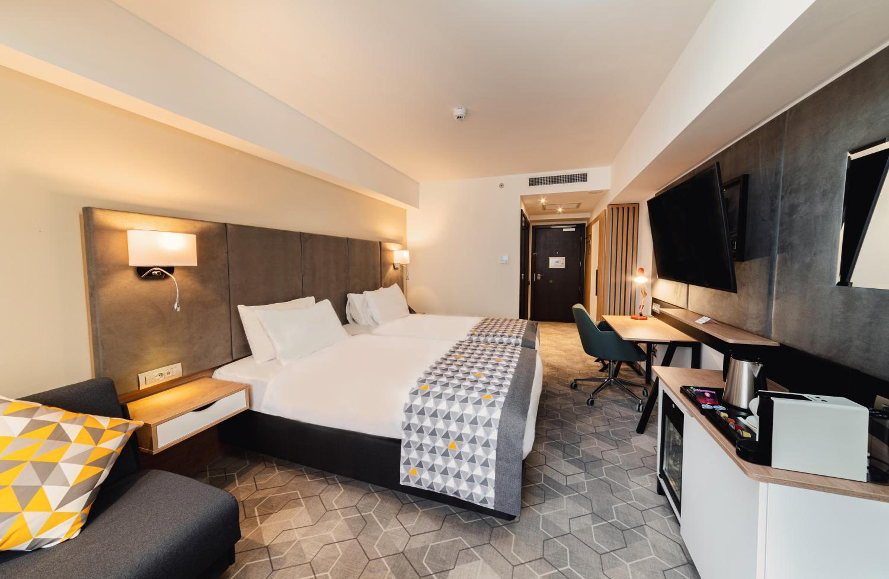 Premium Twin Room with Sofa Bed and City View - Photo 6