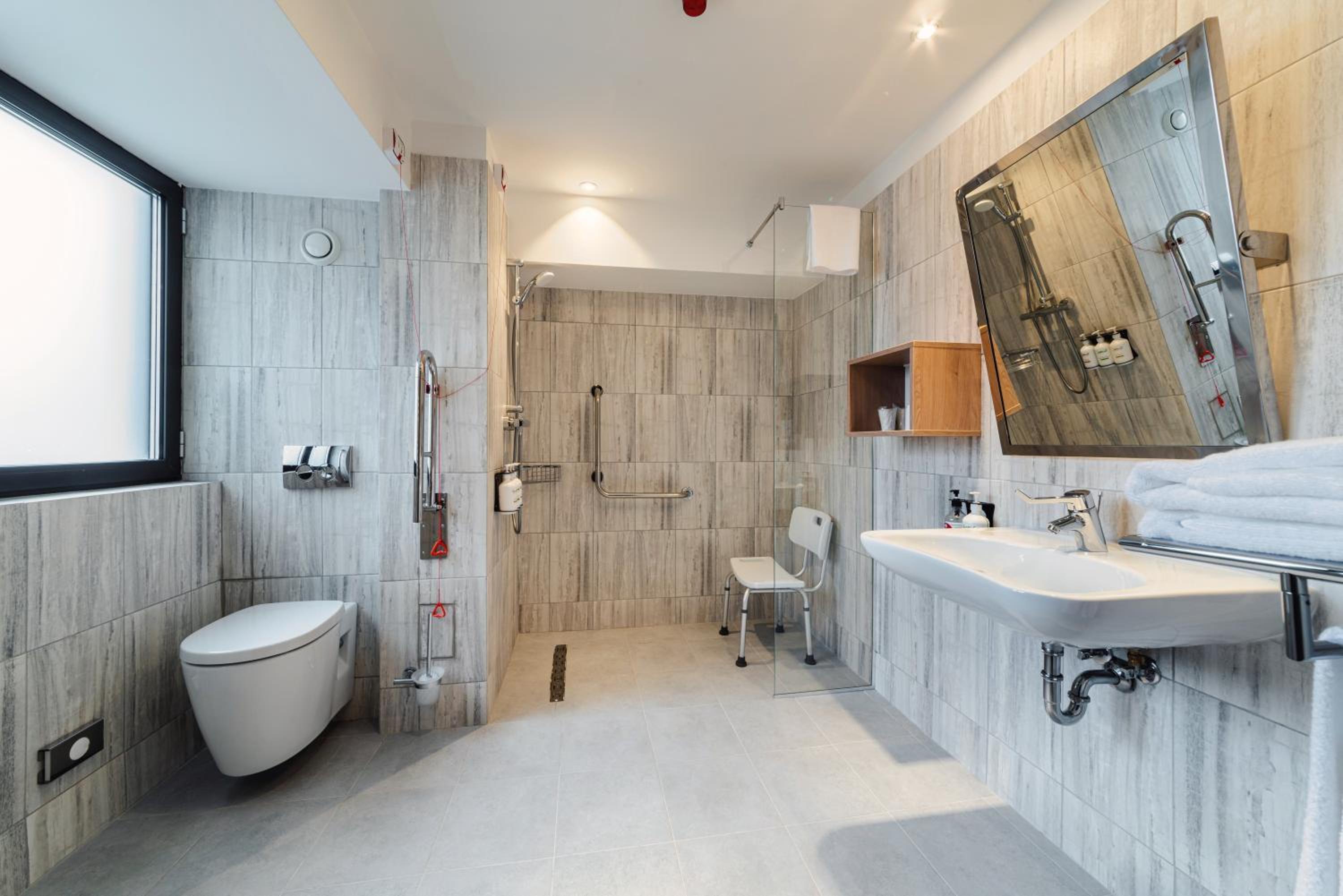 Standard King Room - Disability Access - Photo 6