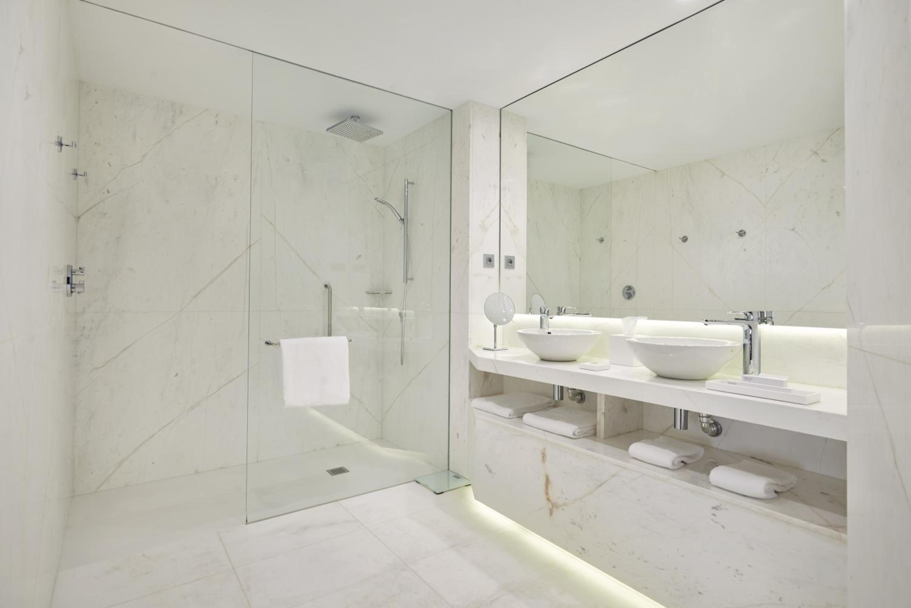 Junior Suite with Gran Via View thumbnail 6