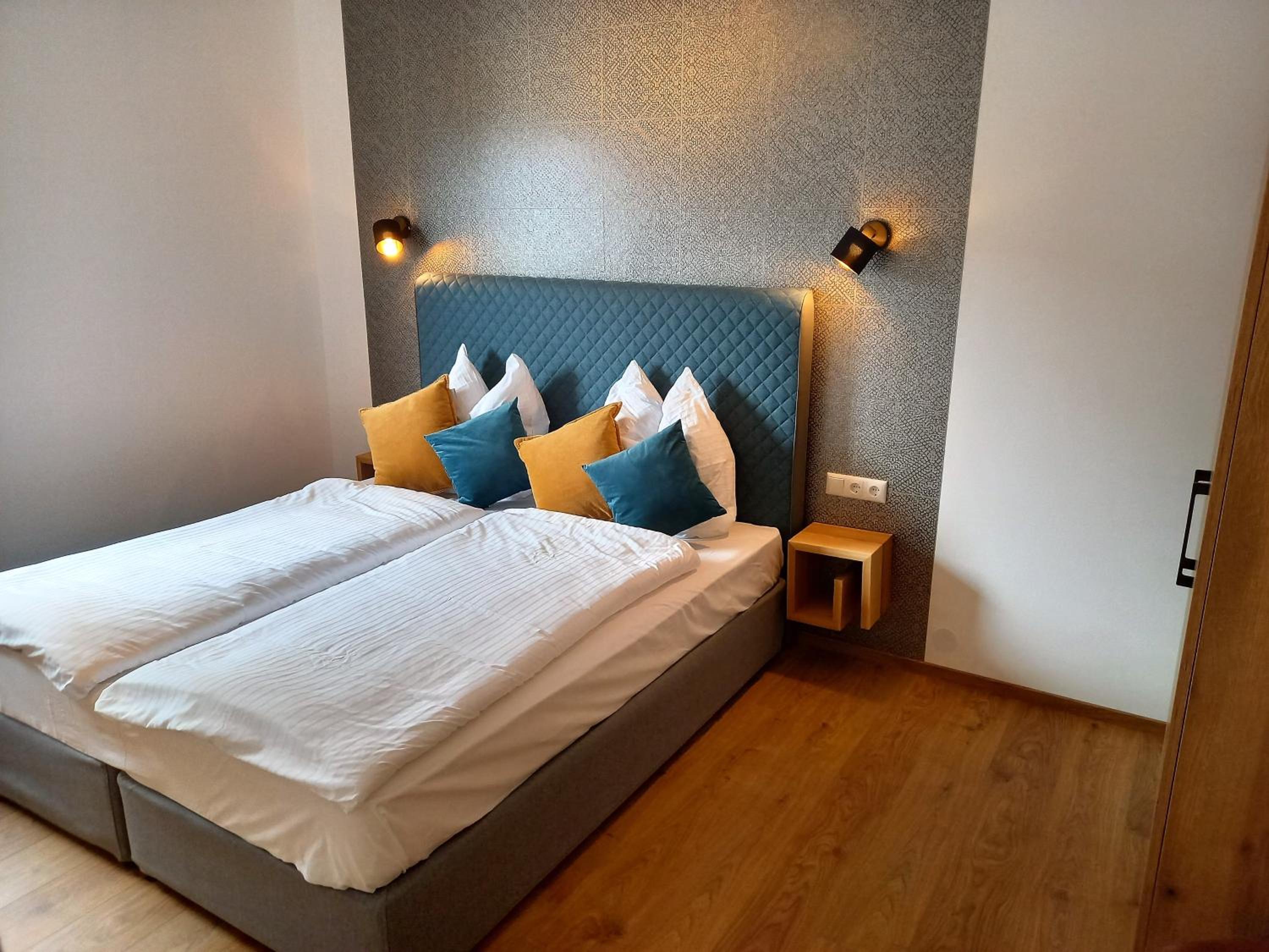 Deluxe One-Bedroom Apartment - Photo 1
