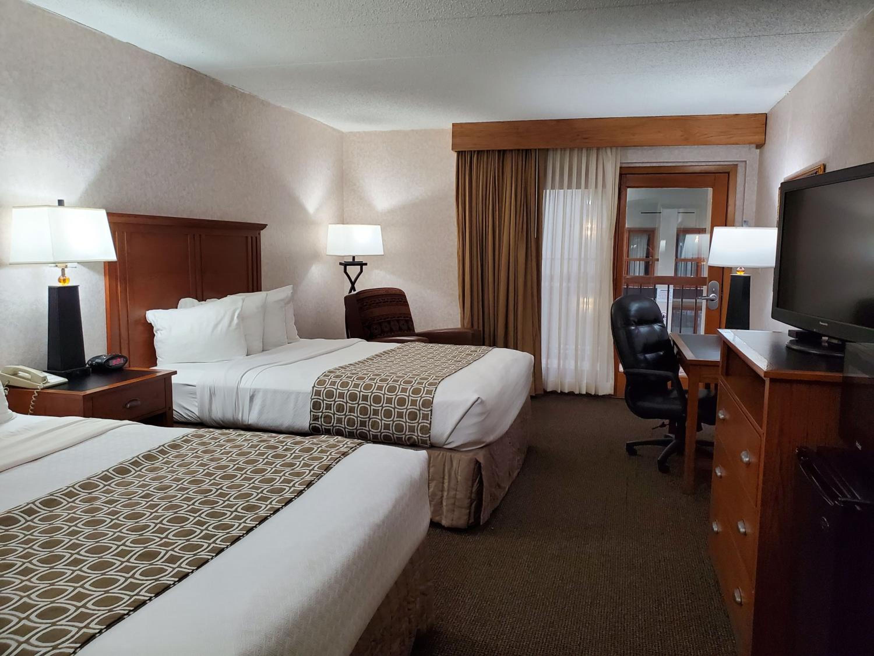 Upper Floor Queen Room - Pool Side
