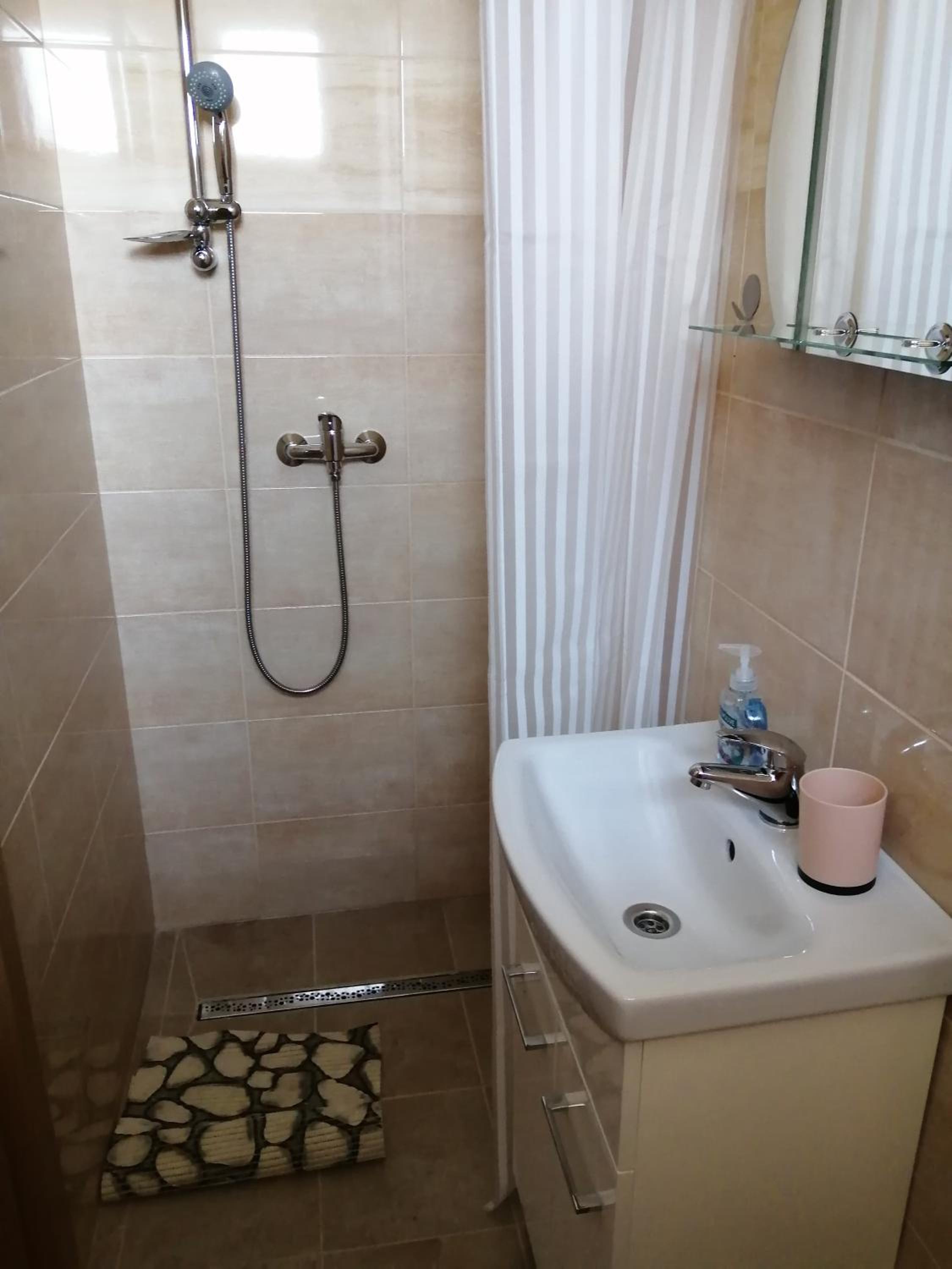 Twin Room - Photo 5