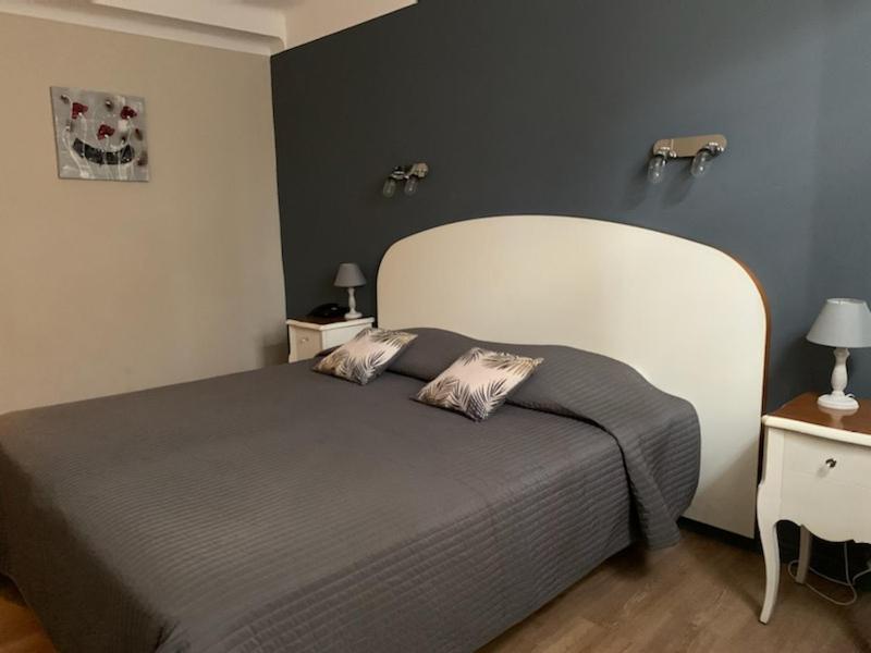 Standard Double Room with Bath - Photo 6