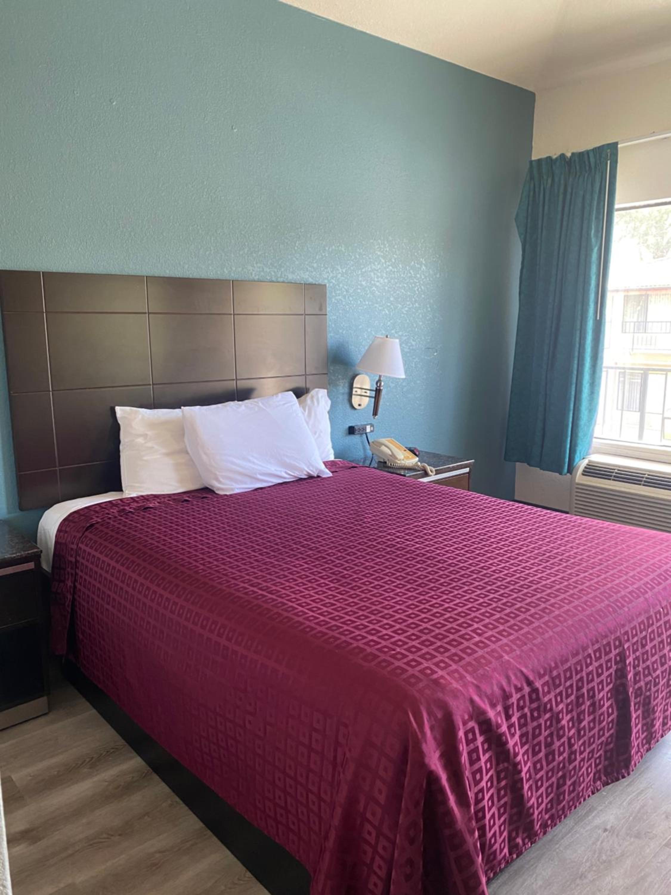 Queen Room - Photo 3