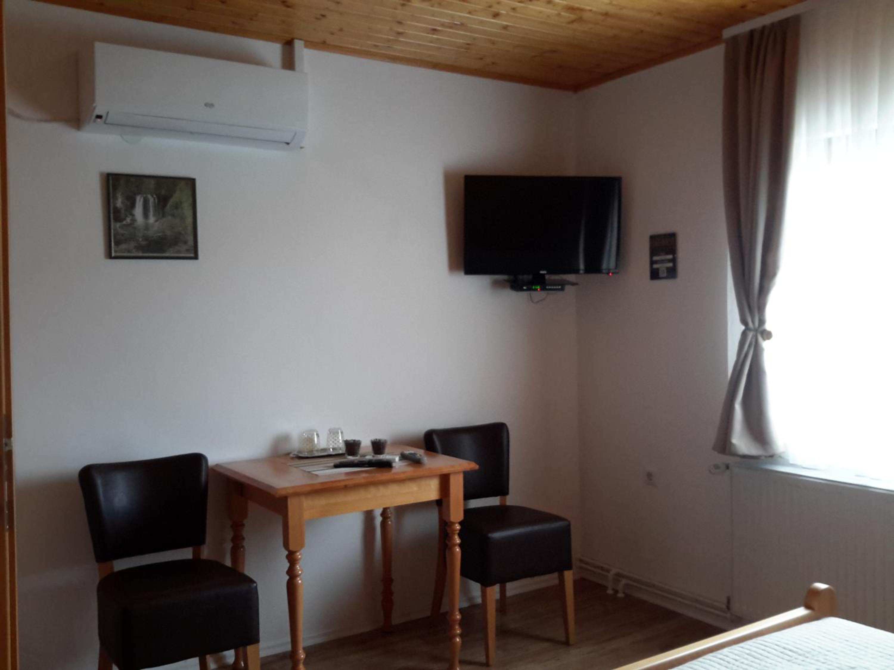 Double Room - Photo 8
