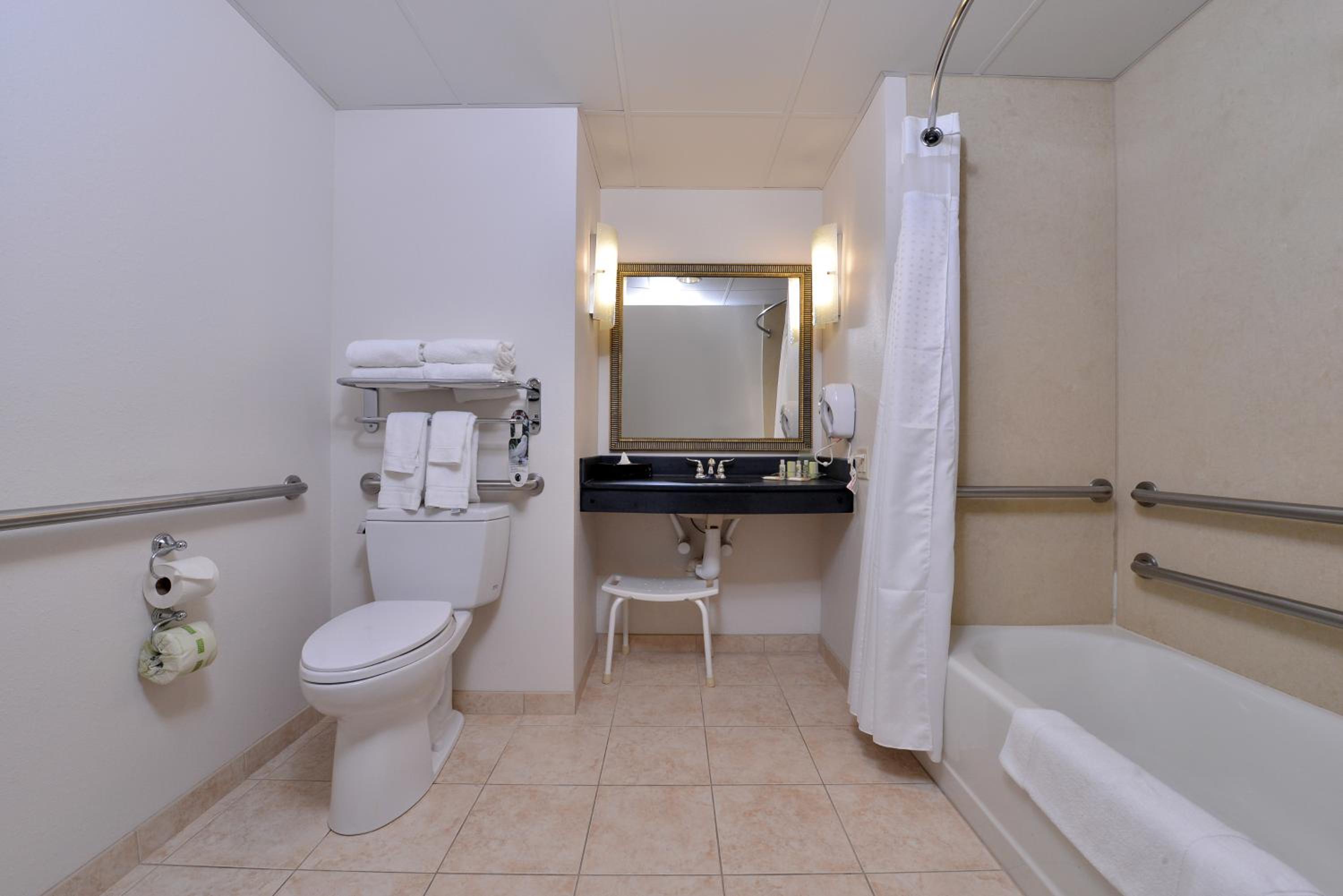 Standard Queen Room with Two Queen Beds and Mobility Accessible Tub - Photo 5
