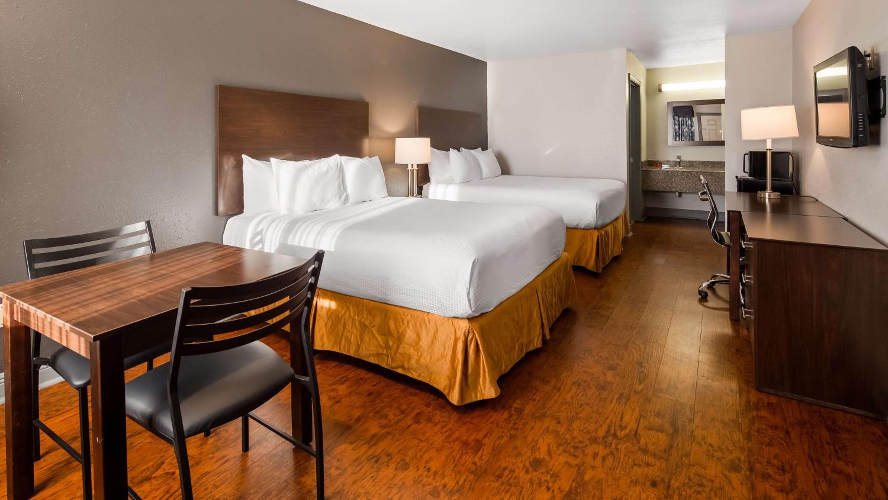 Queen Room with Two Queen Beds - Photo 1