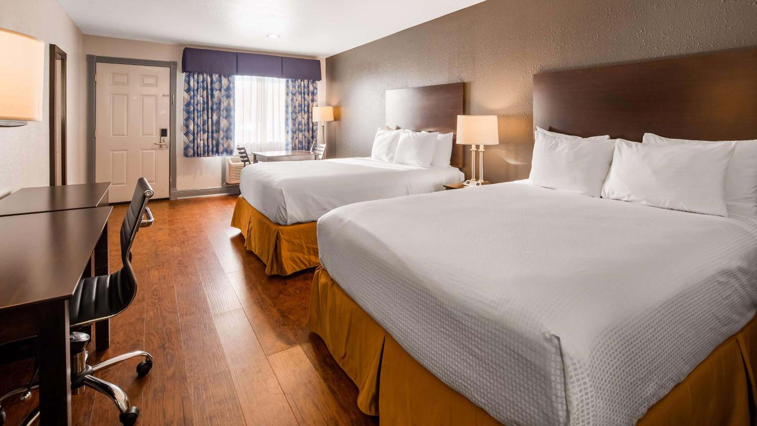 Queen Room with Two Queen Beds - Photo 3