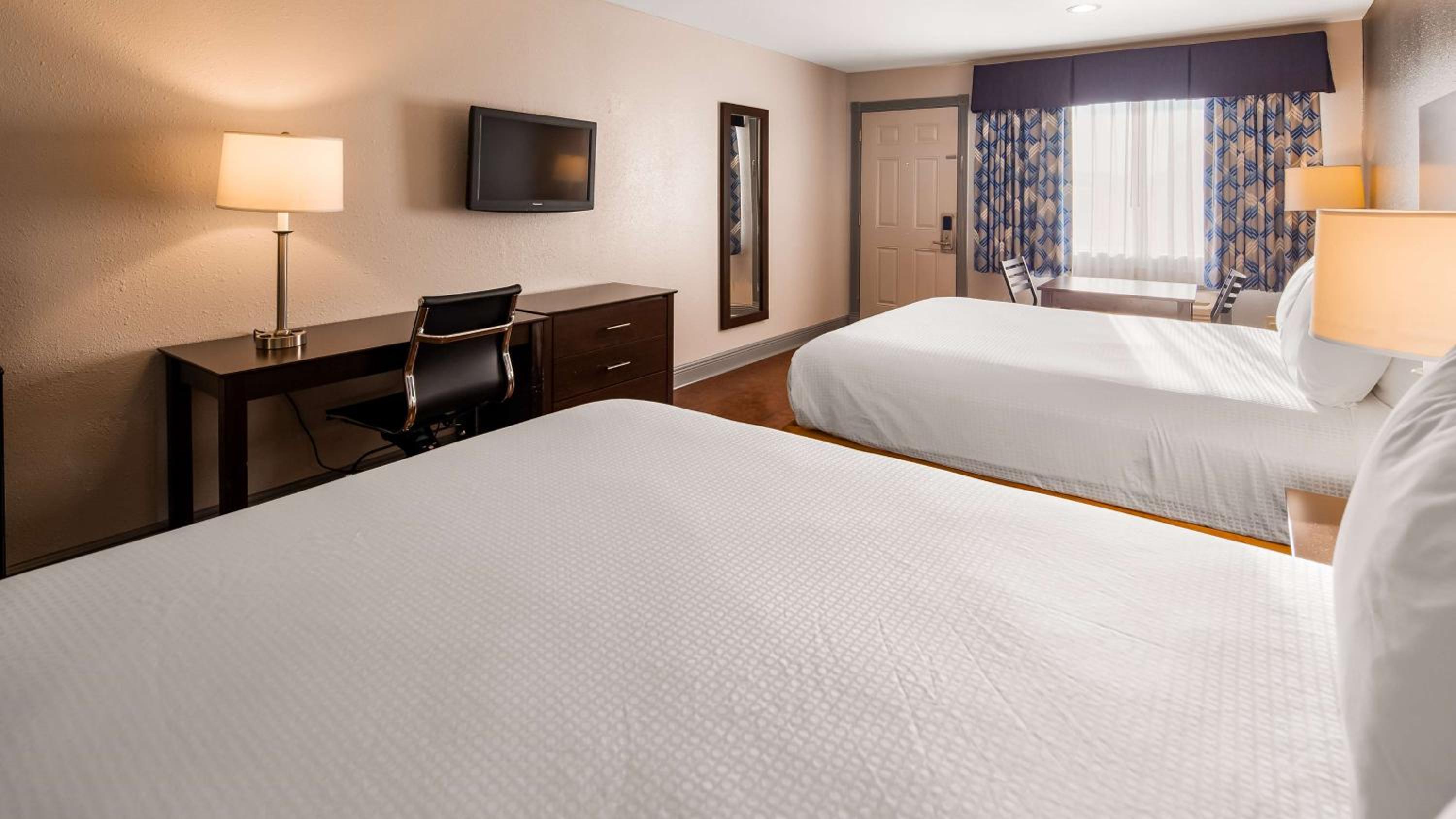 Queen Room with Two Queen Beds - Photo 2