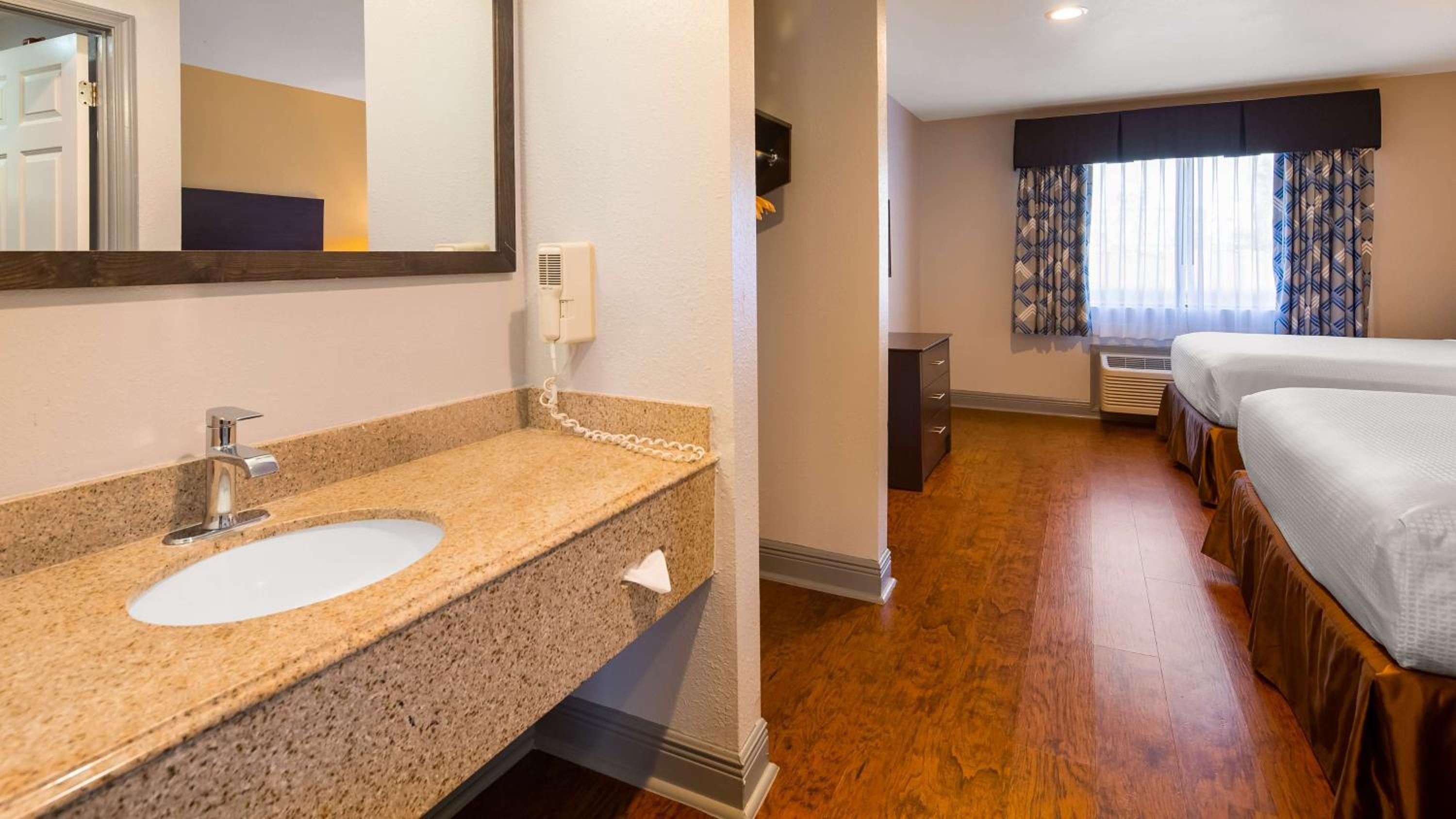 Queen Suite - Photo 4