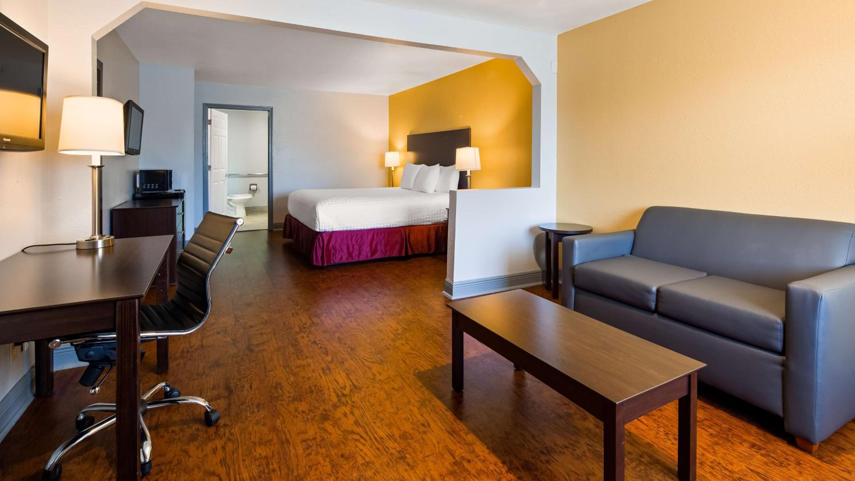 King Suite with Roll-In Shower and Separate Living Area - Disability Access/Non-Smoking - Photo 3