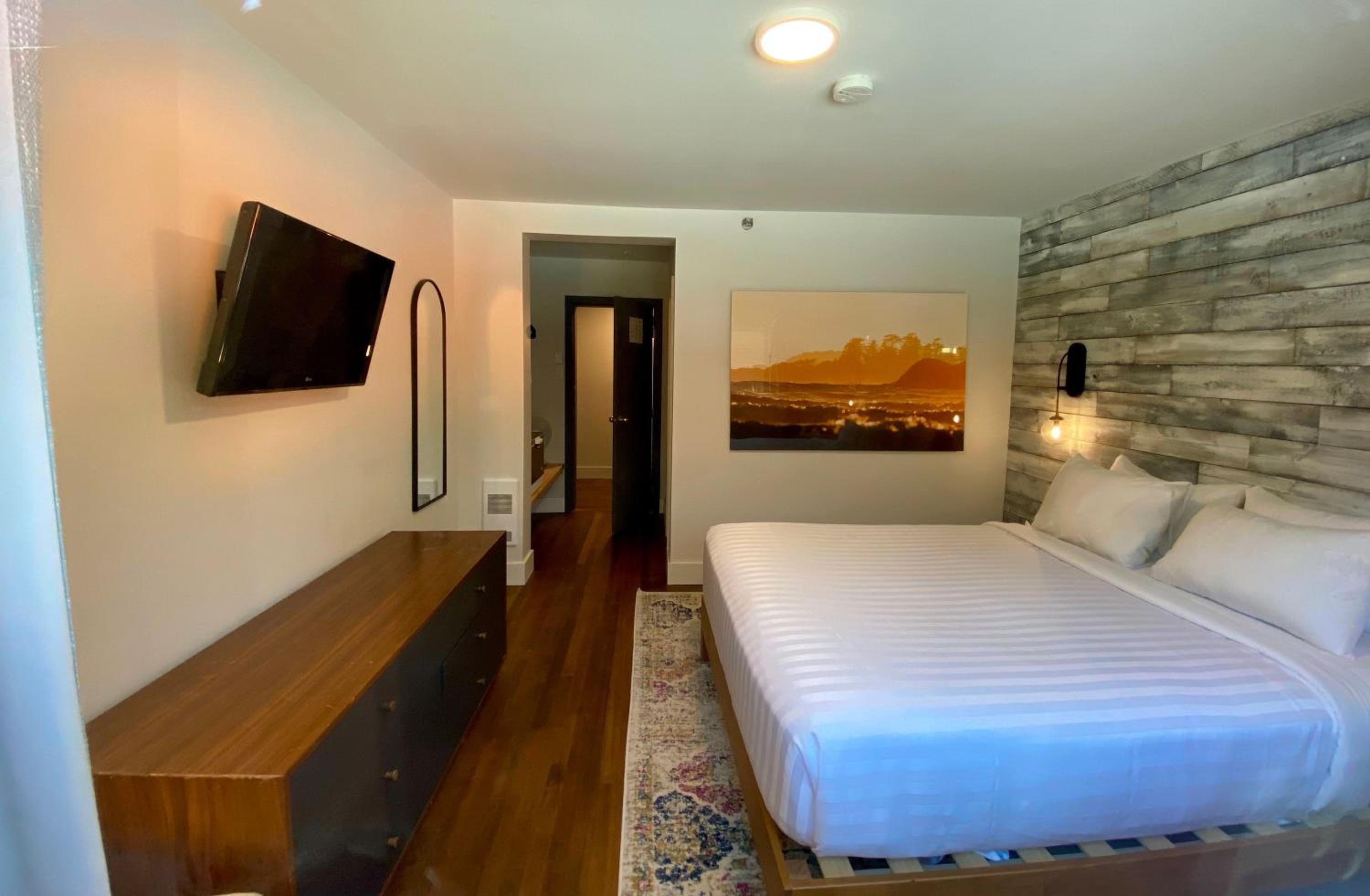 Queen Room photo 2