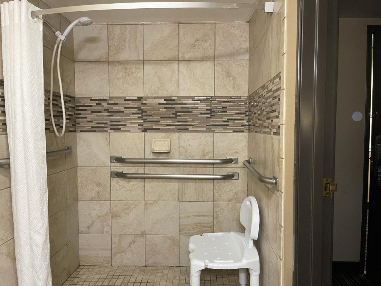 King Room with Roll In Shower - Mobility Access/Non-Smoking - Photo 2