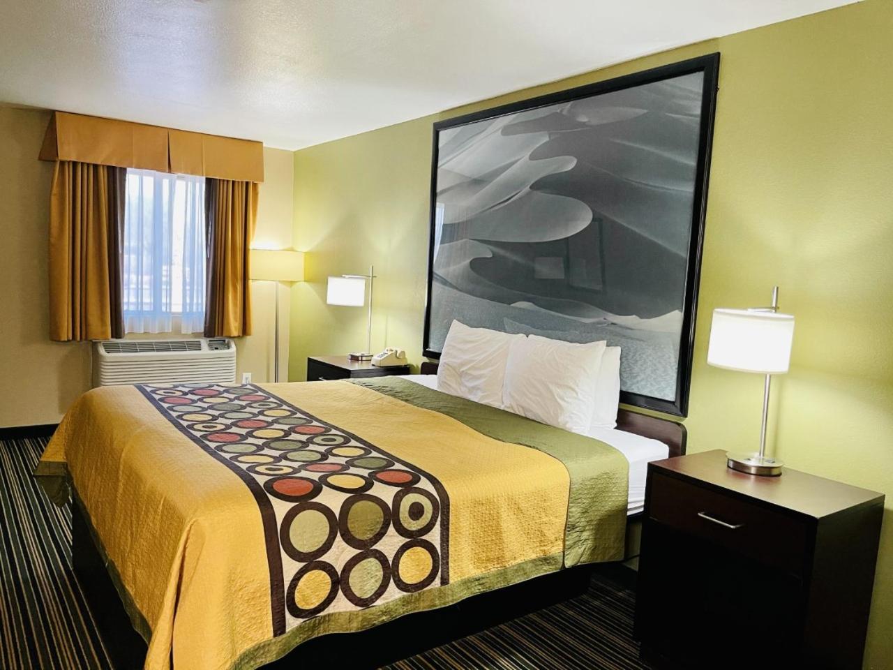 King Room - Non-Smoking - Photo 6