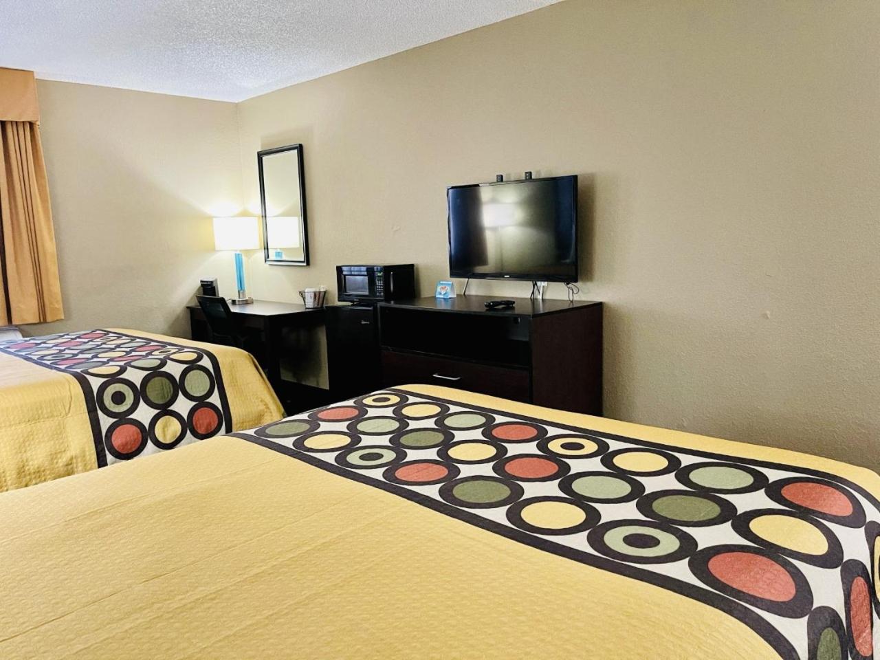 Queen Room with Two Queen Beds - Non-Smoking - Photo 4