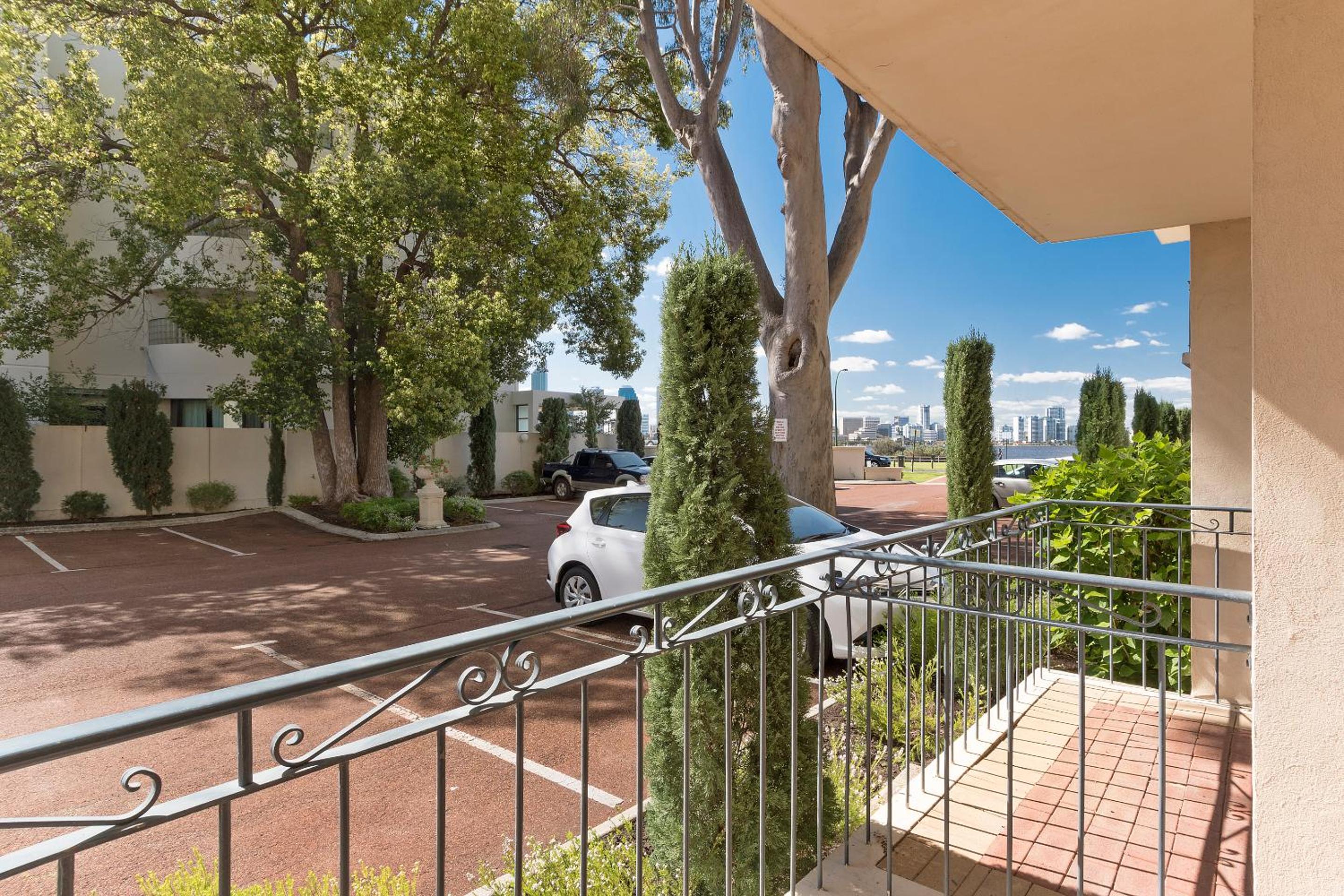 One-Bedroom Suite With Balcony thumbnail 5