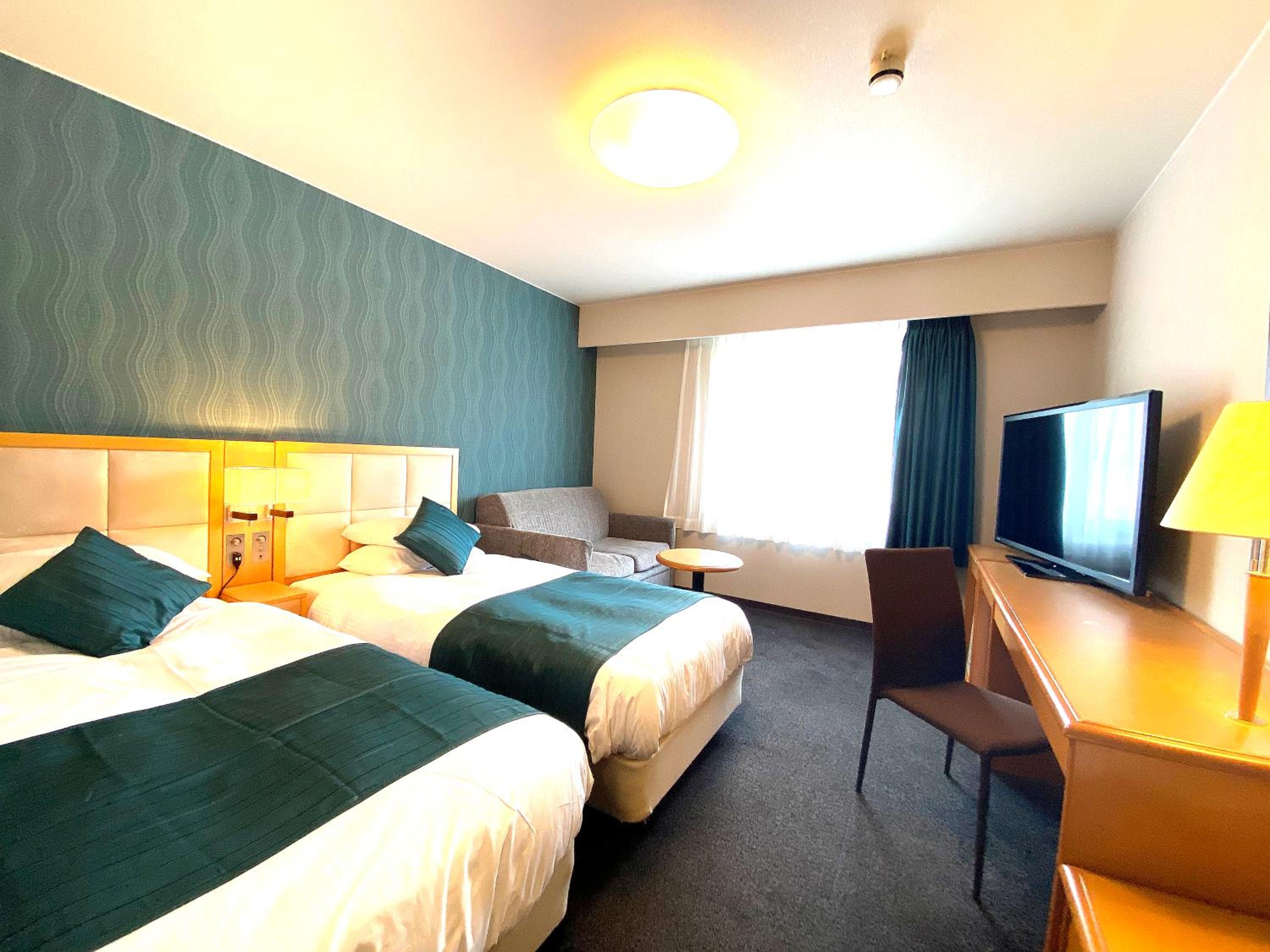 Twin Room with Extra Bed - Non-Smoking photo 1