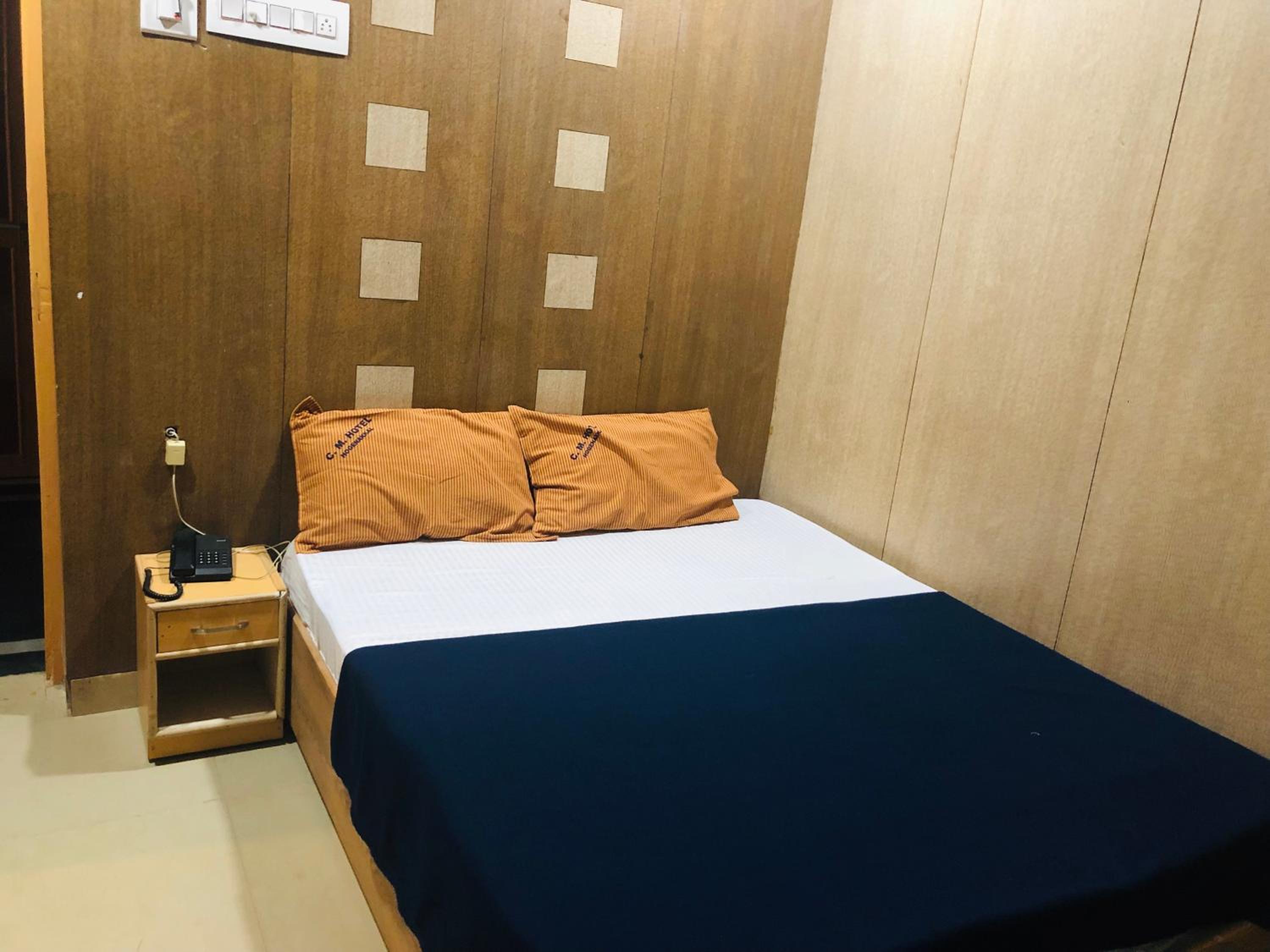 Deluxe Double Room (2 Adults + 1 Child) - Photo 1