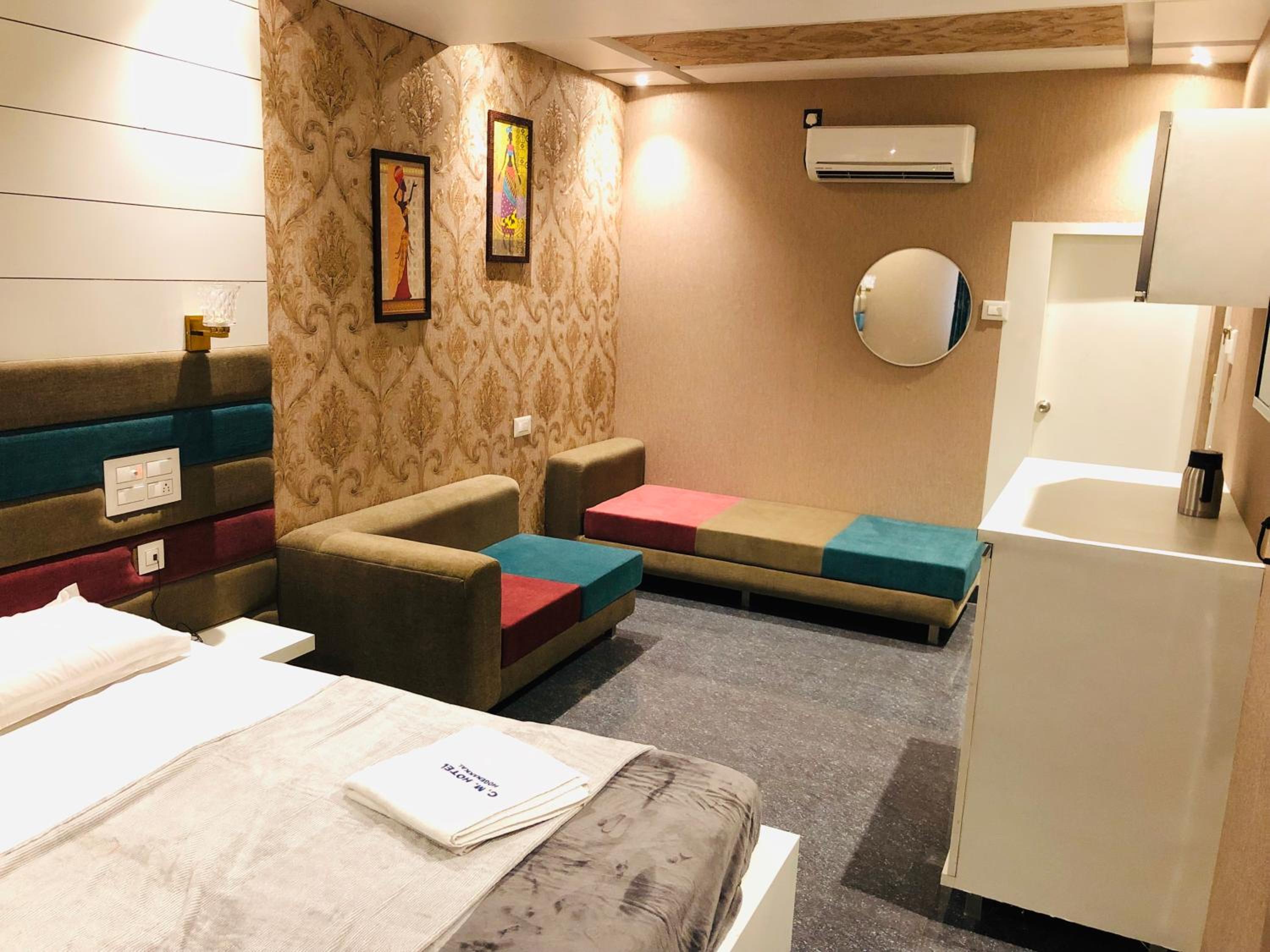King Studio with Sofa Bed - Photo 7