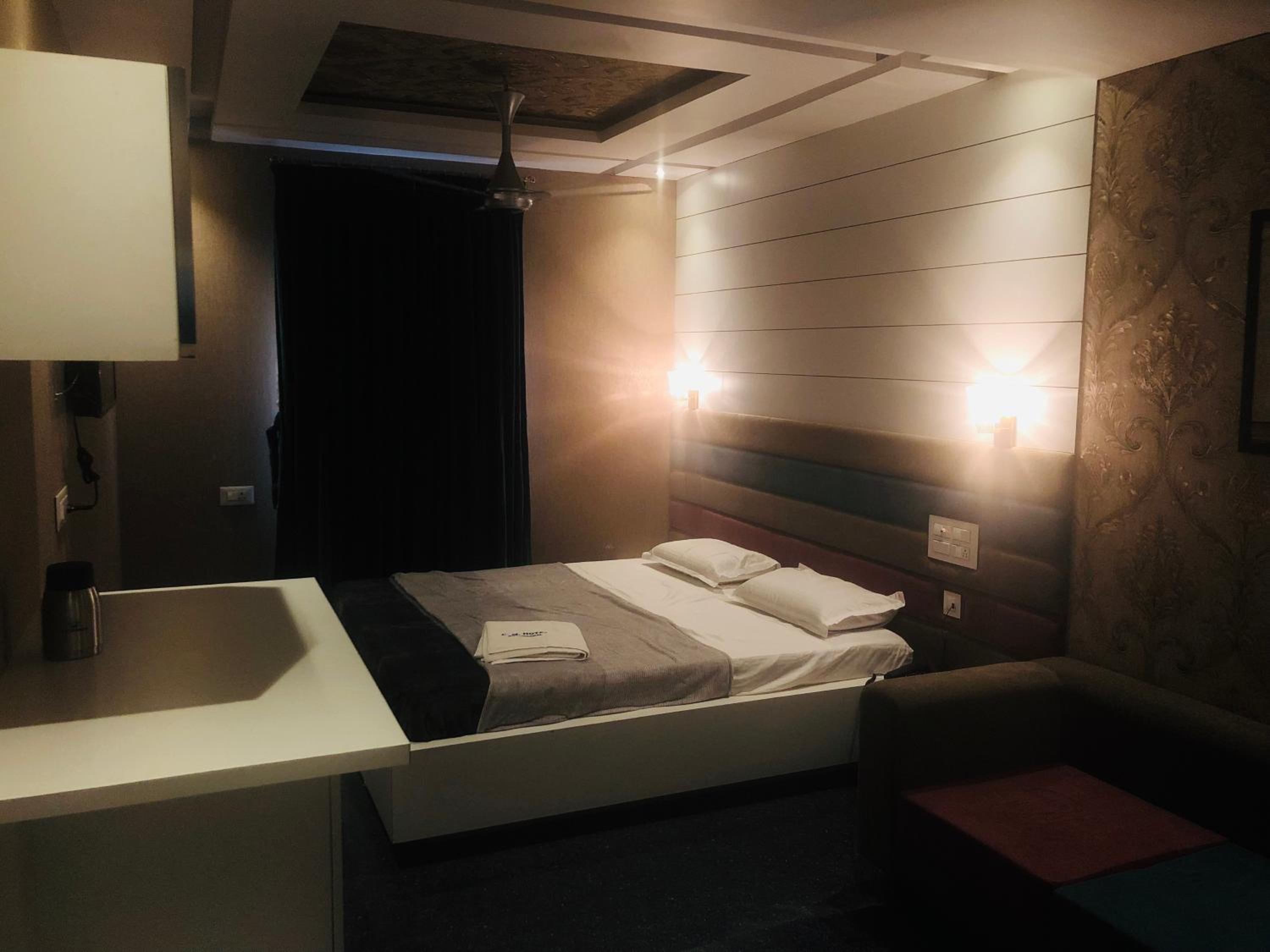 King Studio with Sofa Bed - Photo 6