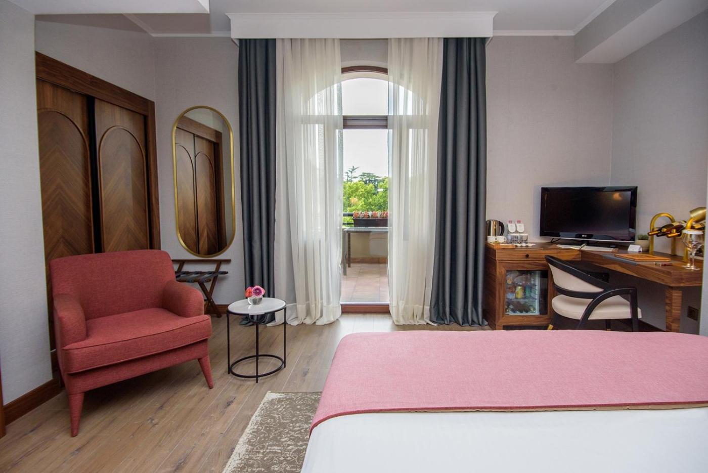 Deluxe Double Room with Balcony photo 2