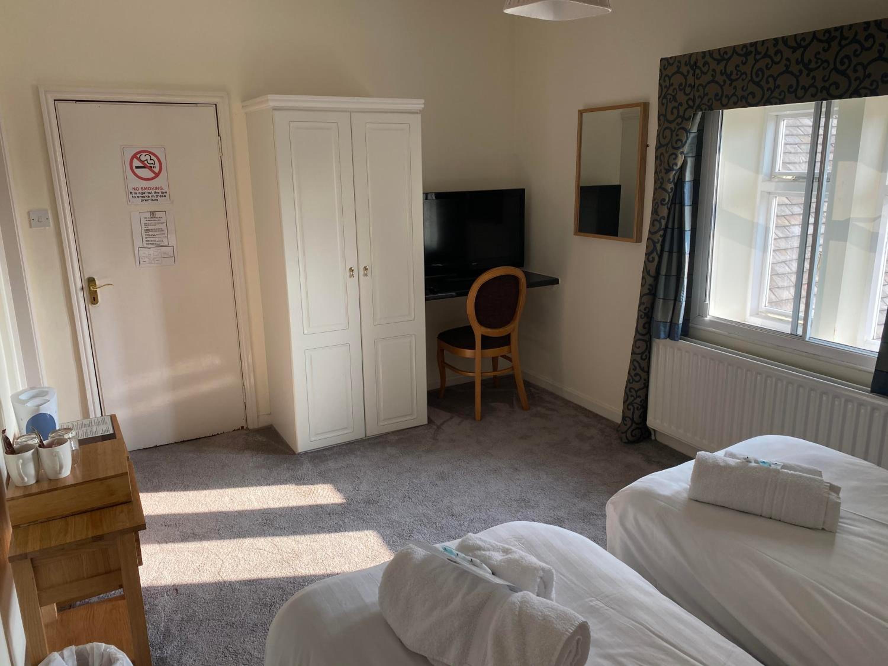Twin Room with Private Bathroom photo 2