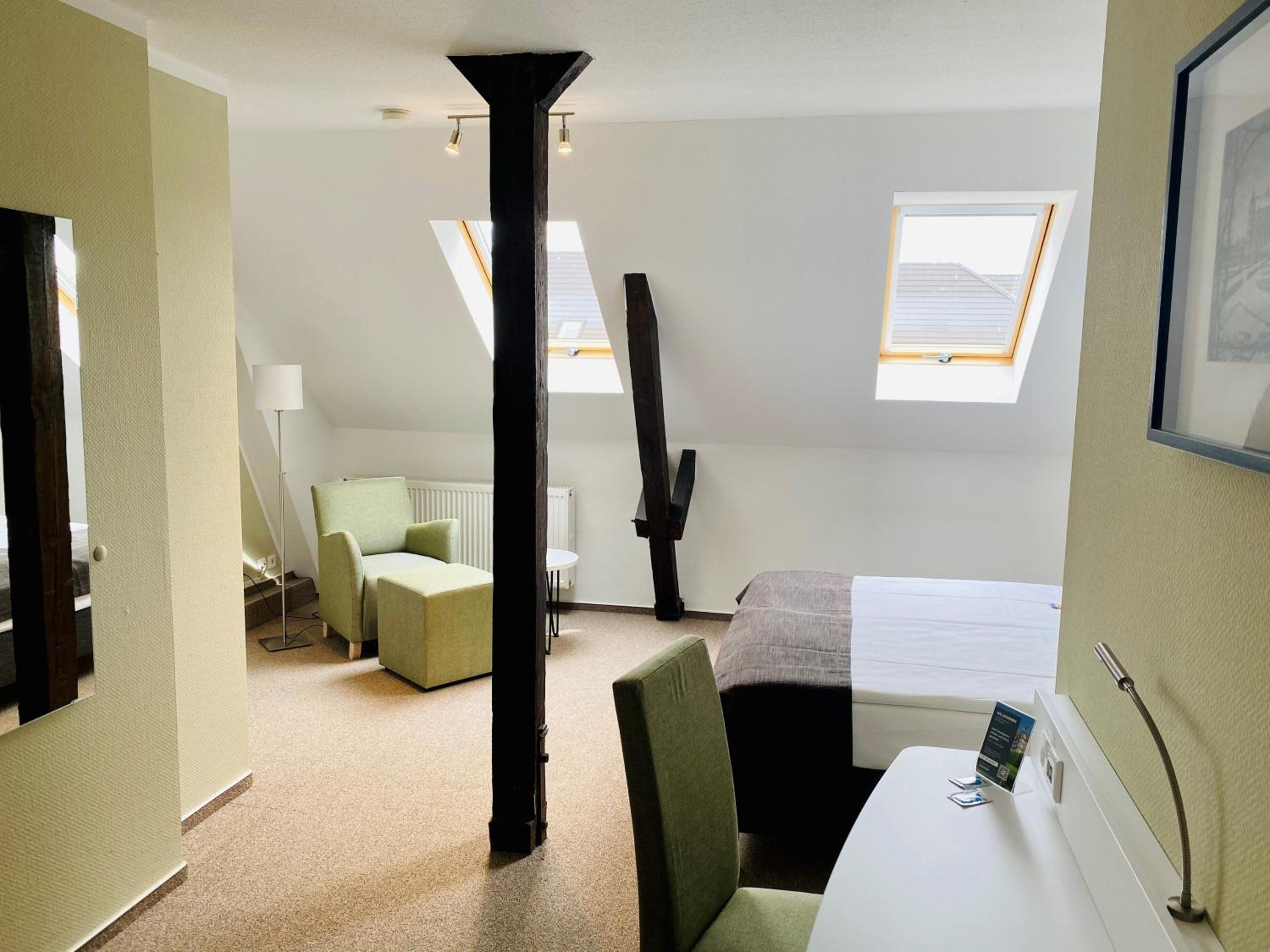 Large Double Room - Photo 13