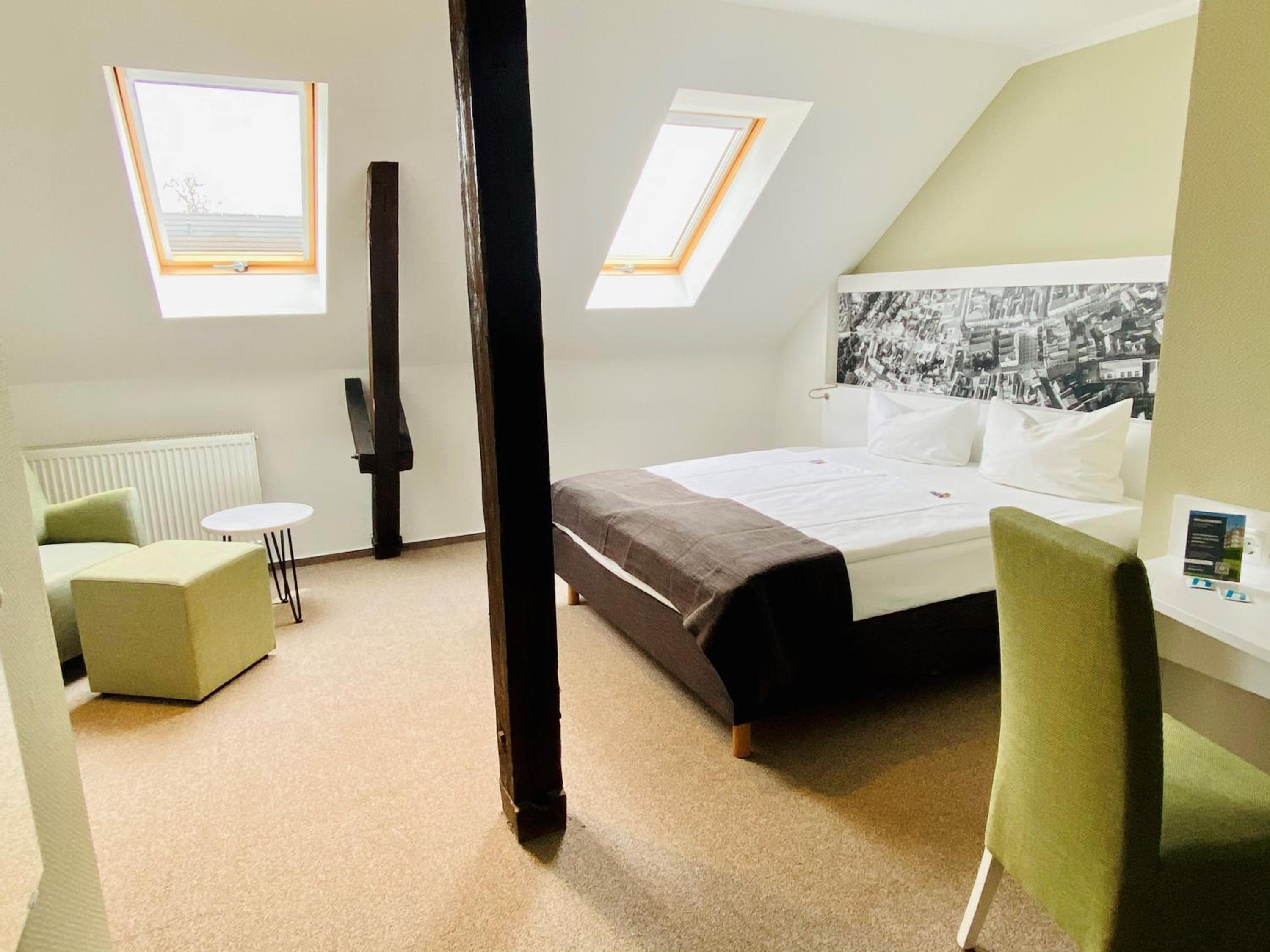 Large Double Room - Photo 10