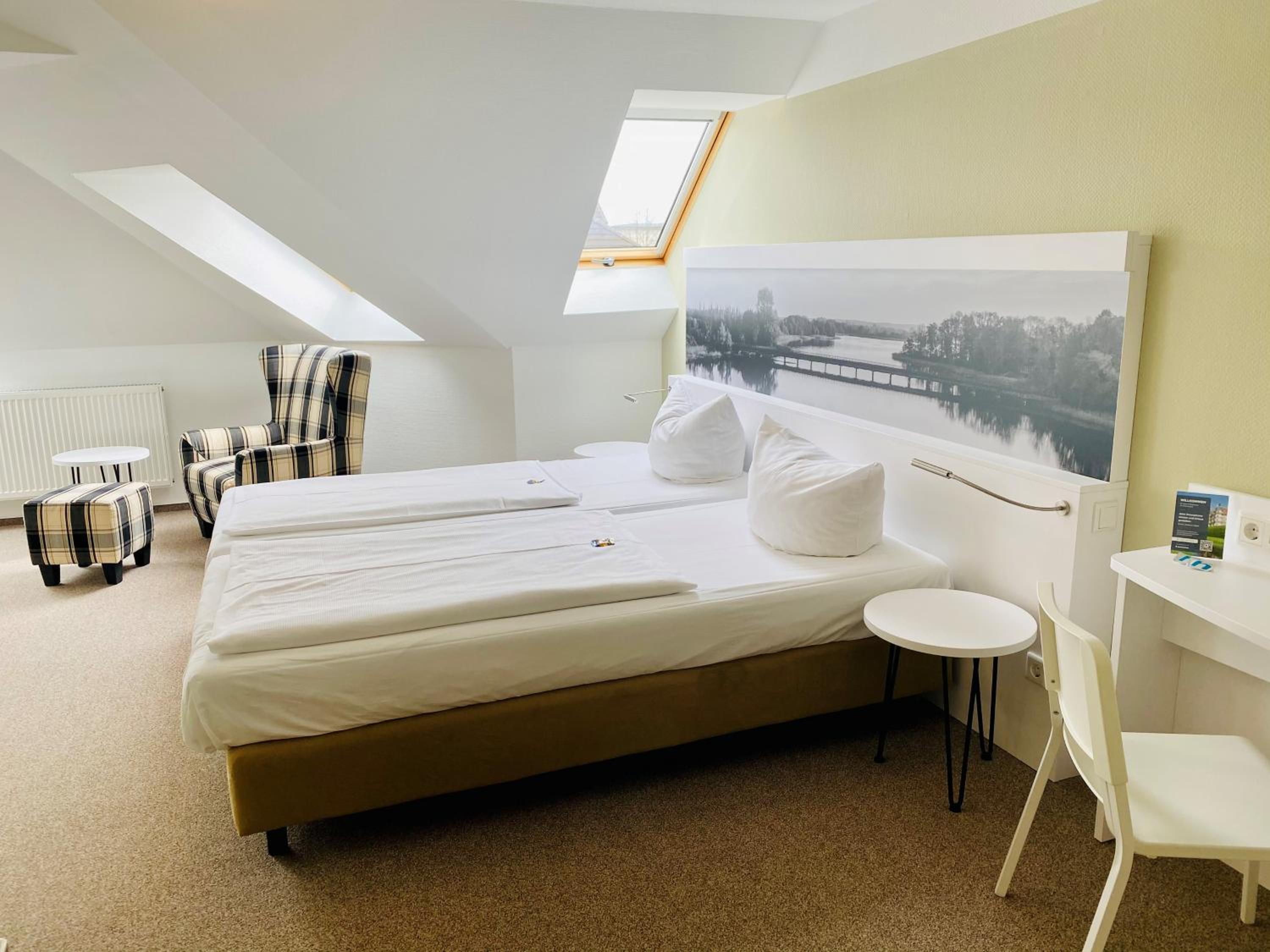 Large Double Room - Photo 12