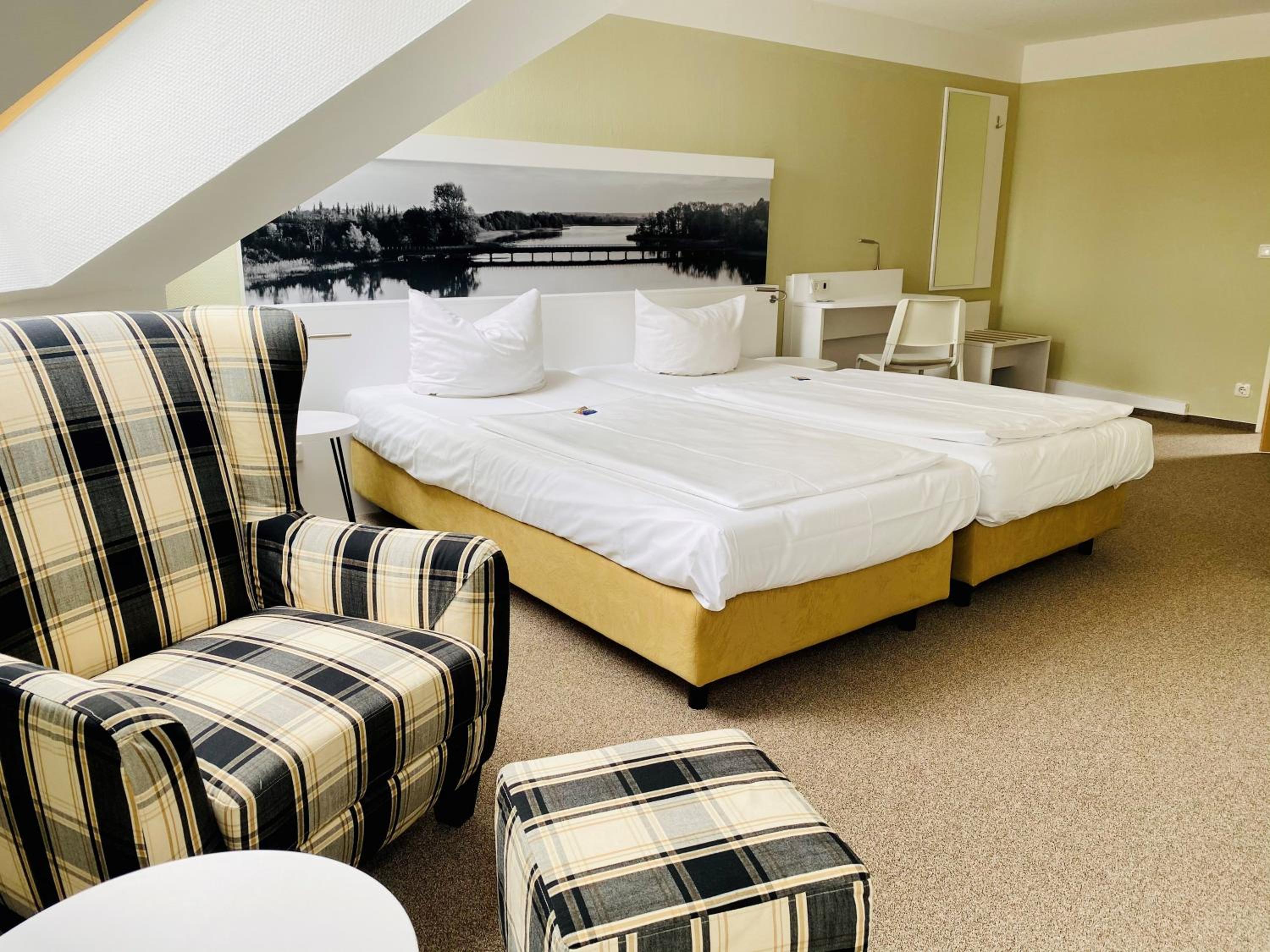 Large Double Room - Photo 9