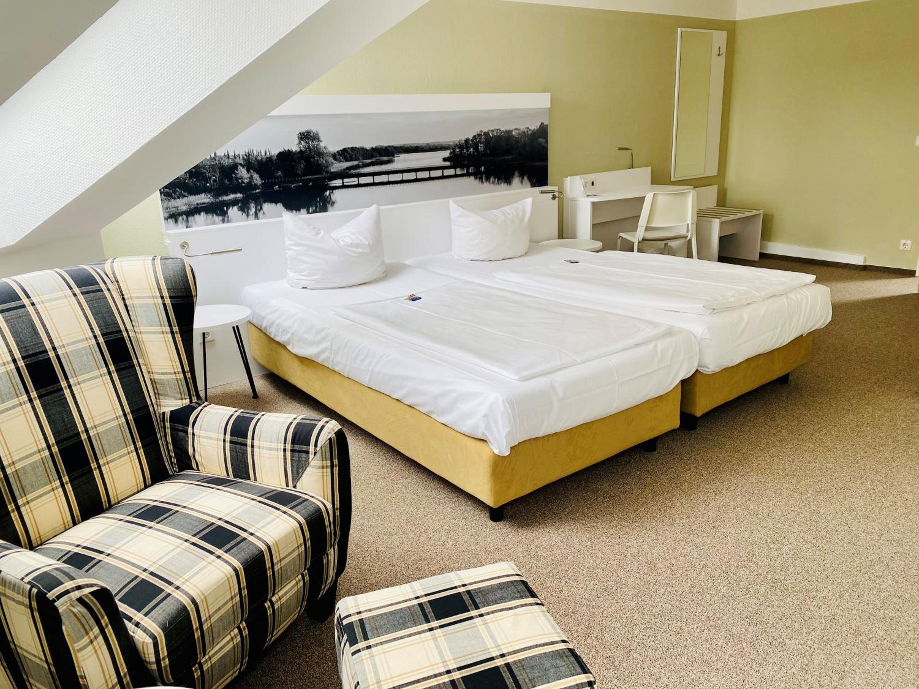 Large Double Room - Photo 5