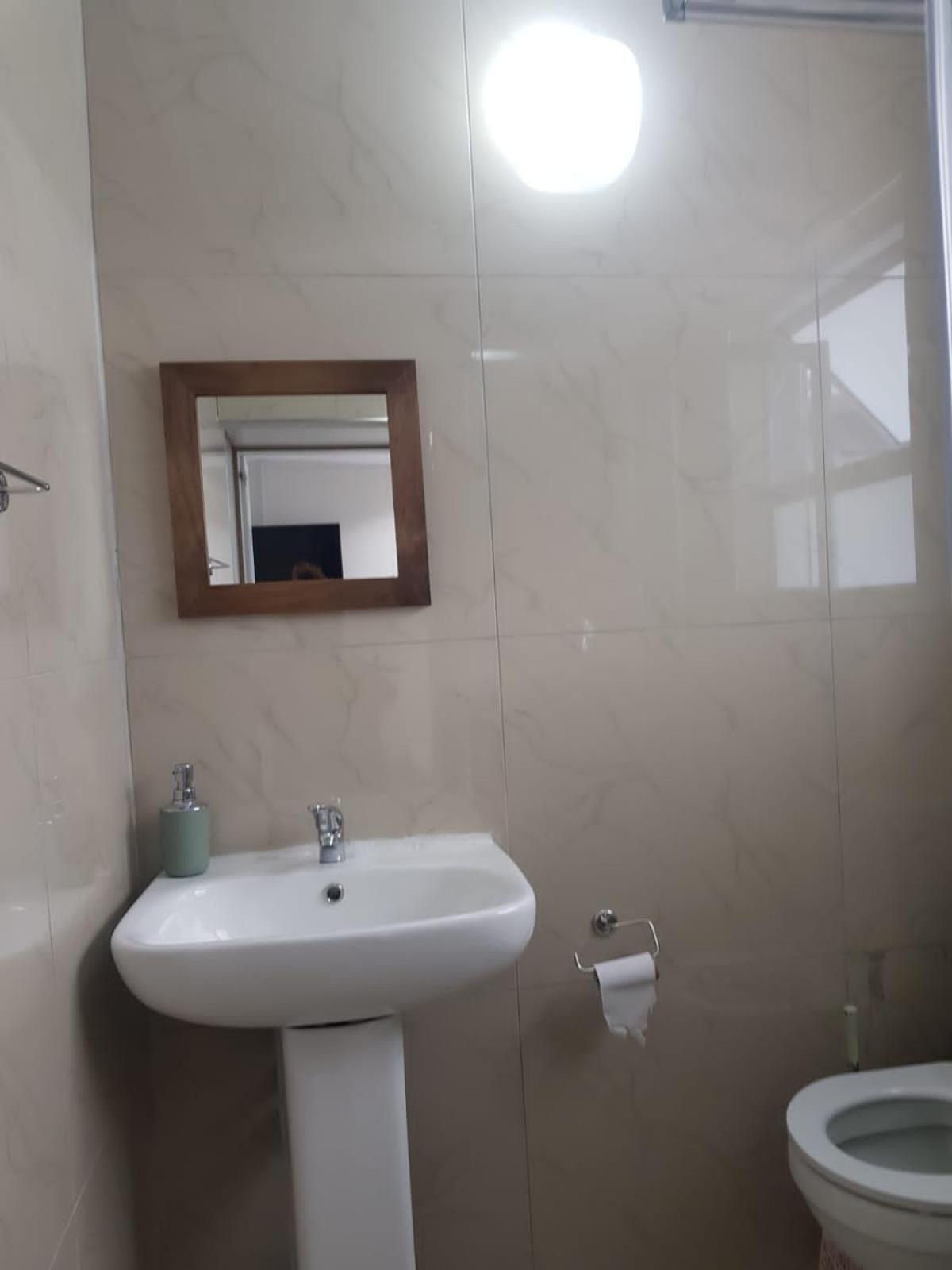 Double Room with Private Bathroom - Photo 9