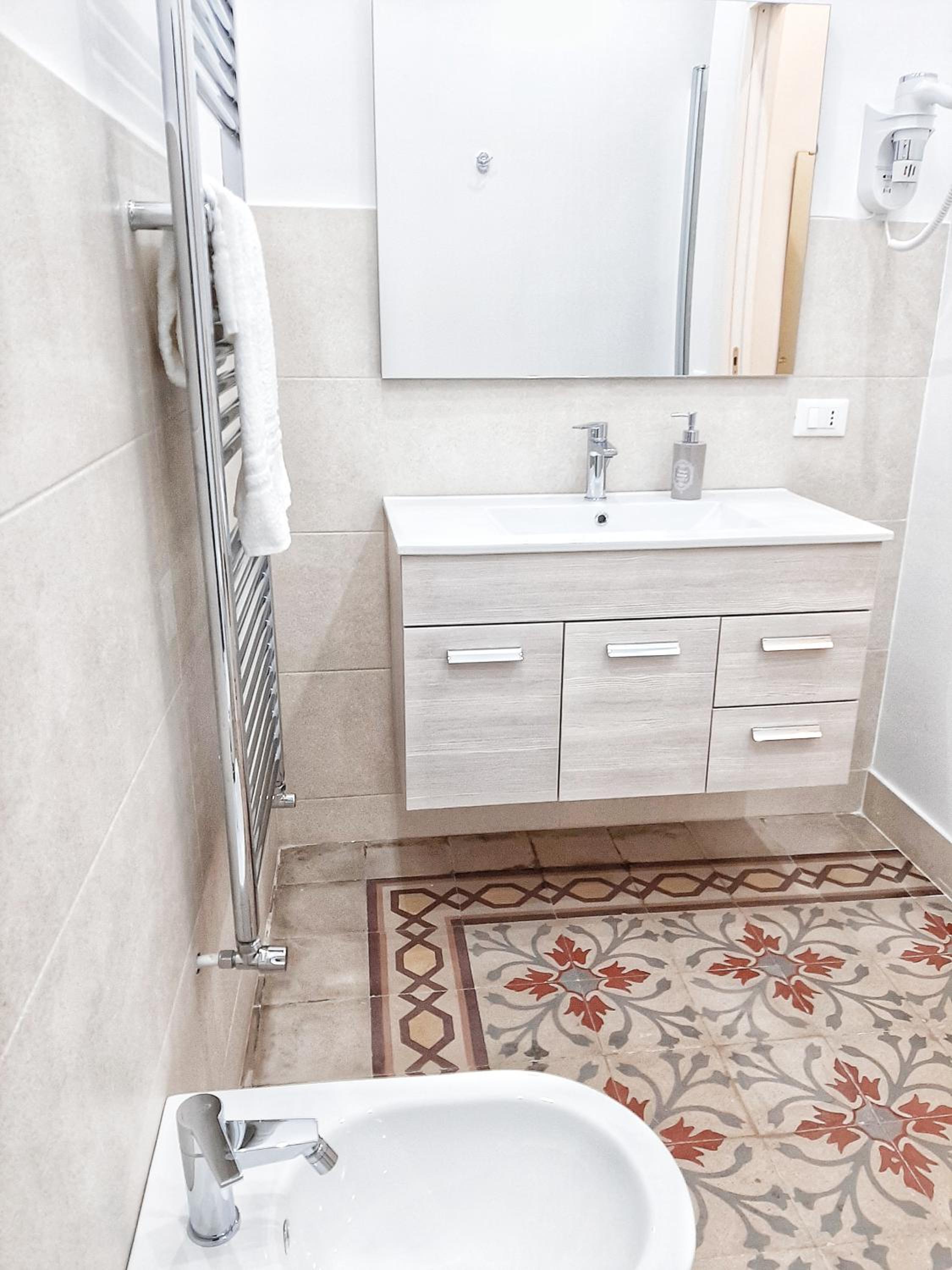 Double Room with Private Bathroom - Photo 2