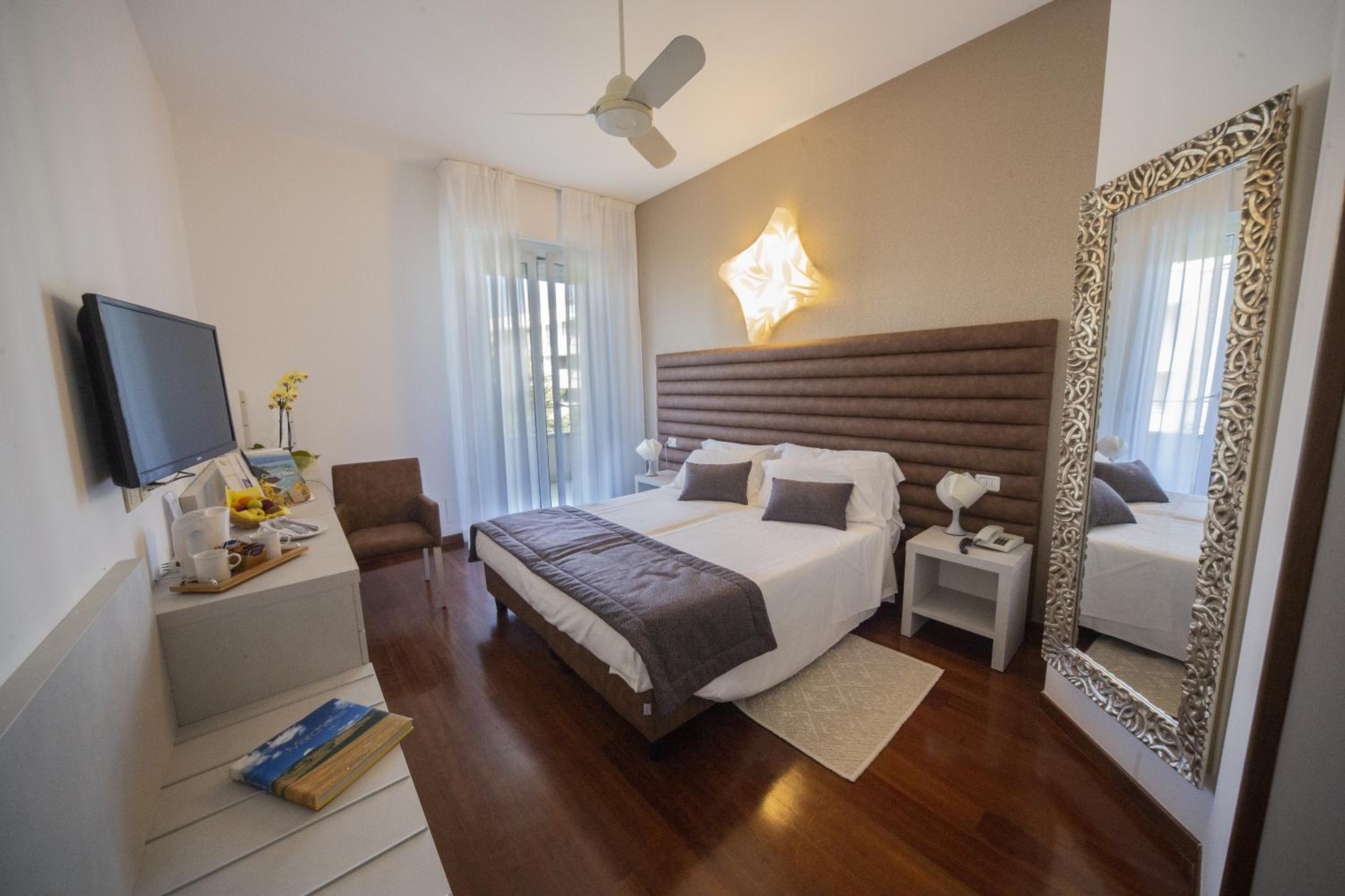 Double or Twin Room - Photo 4