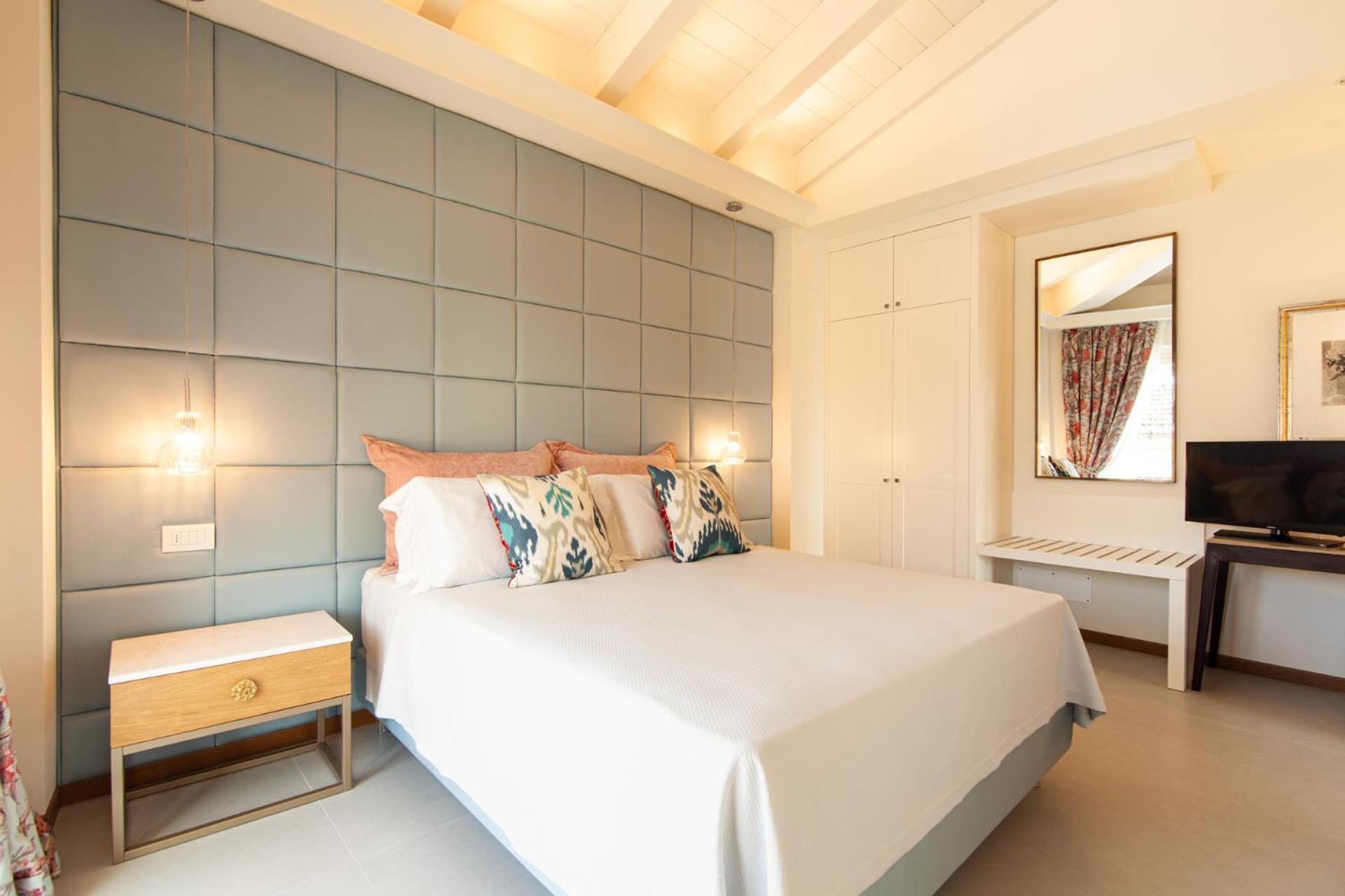 Deluxe King Room - Photo 6