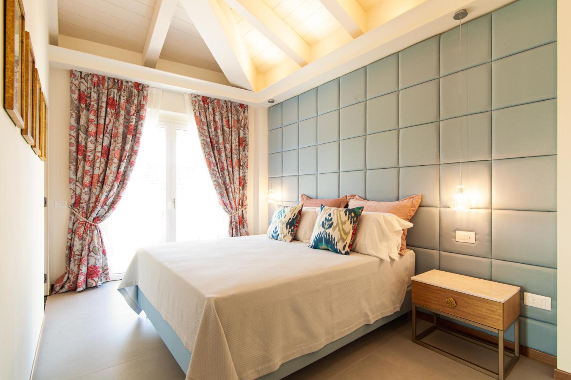 Deluxe King Room - Photo 7