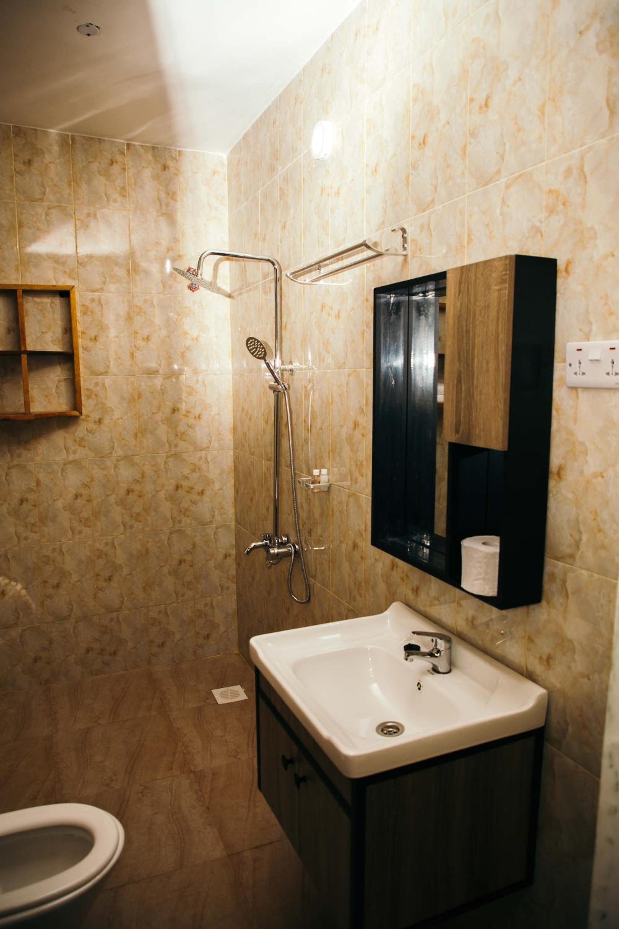 Deluxe Double Room (2 Adults + 1 Child) - Photo 8