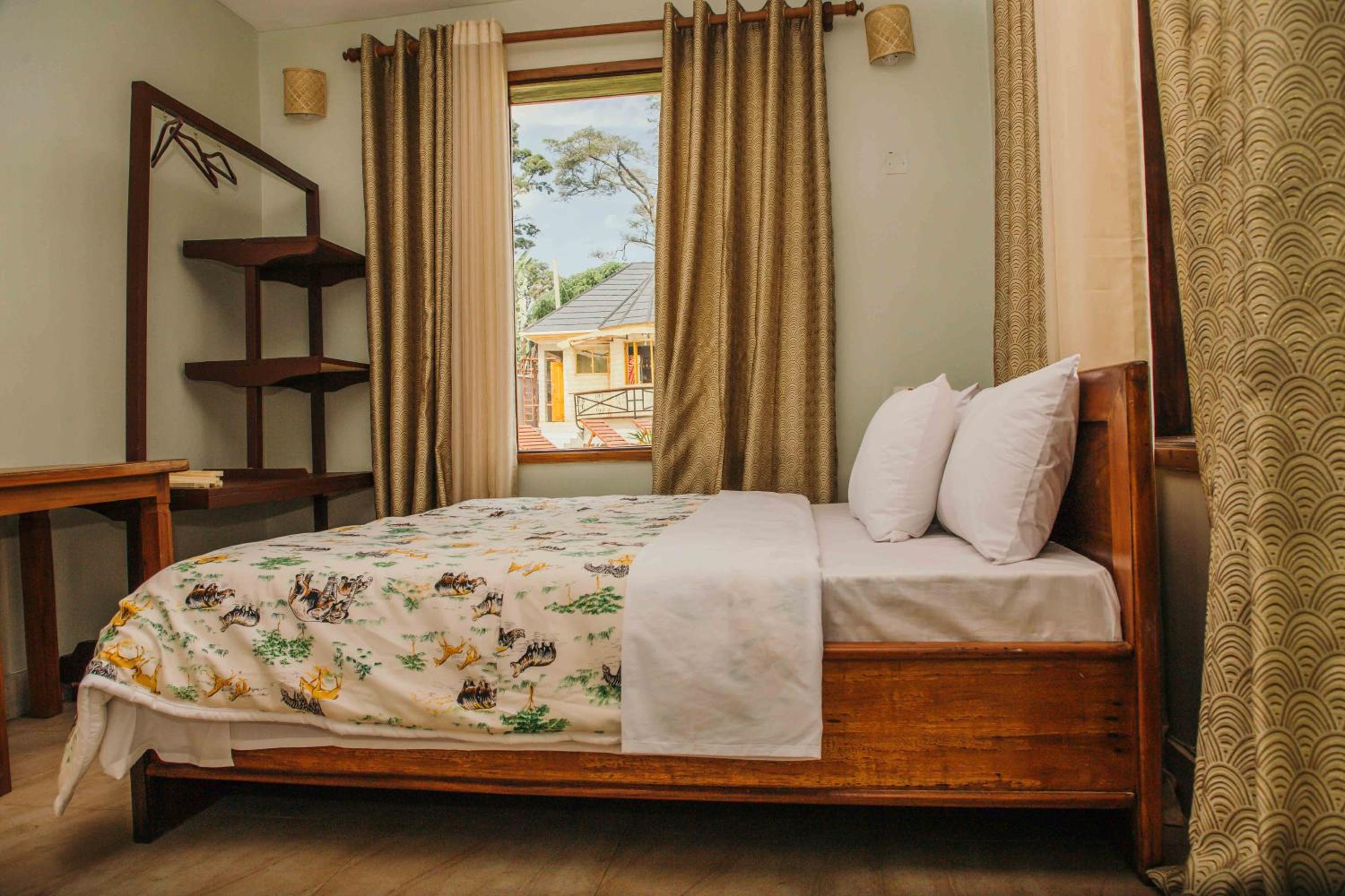 Deluxe Double Room (2 Adults + 1 Child) - Photo 1