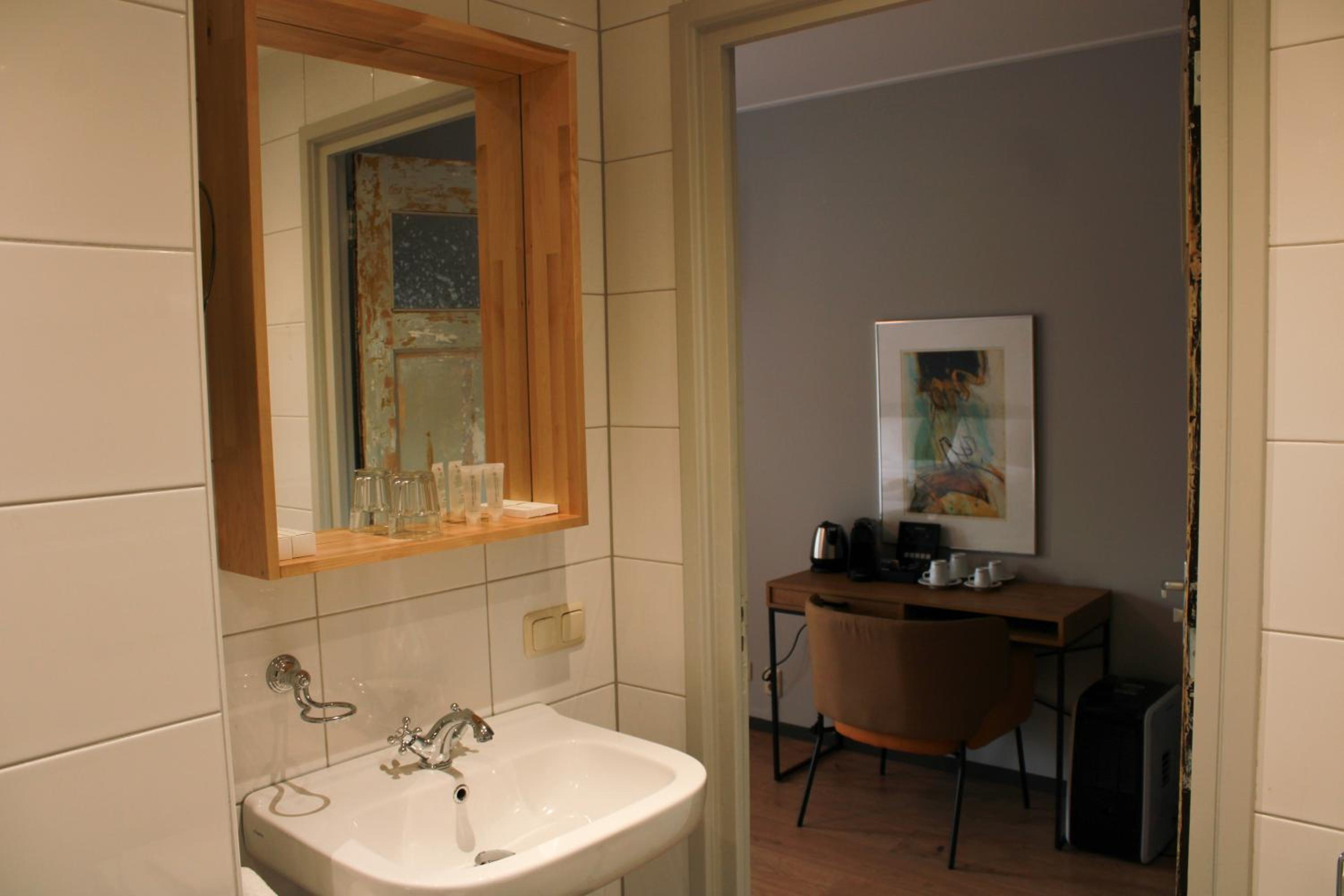 Deluxe Queen Room - Photo 7