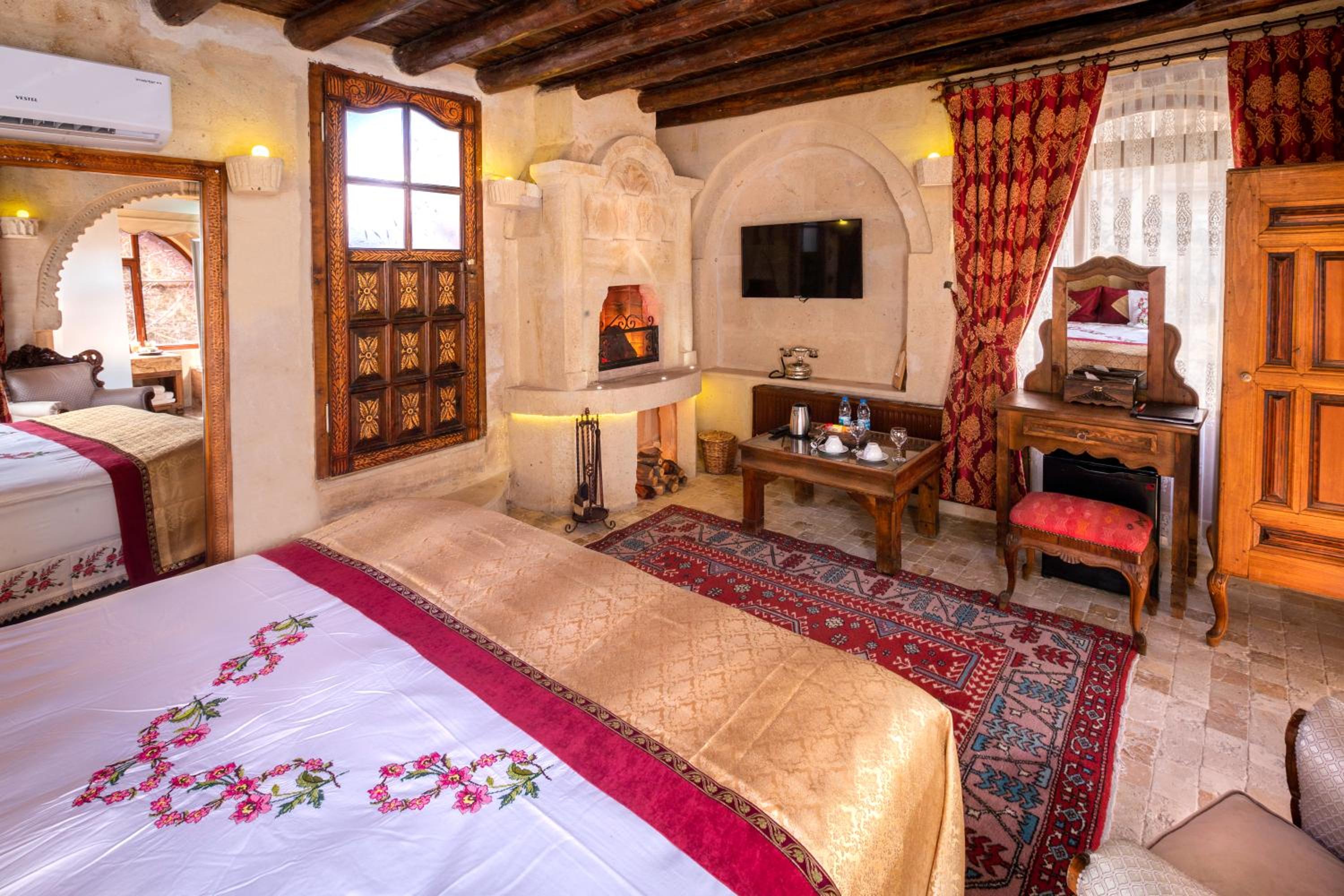 Deluxe Cave Room - Photo 13