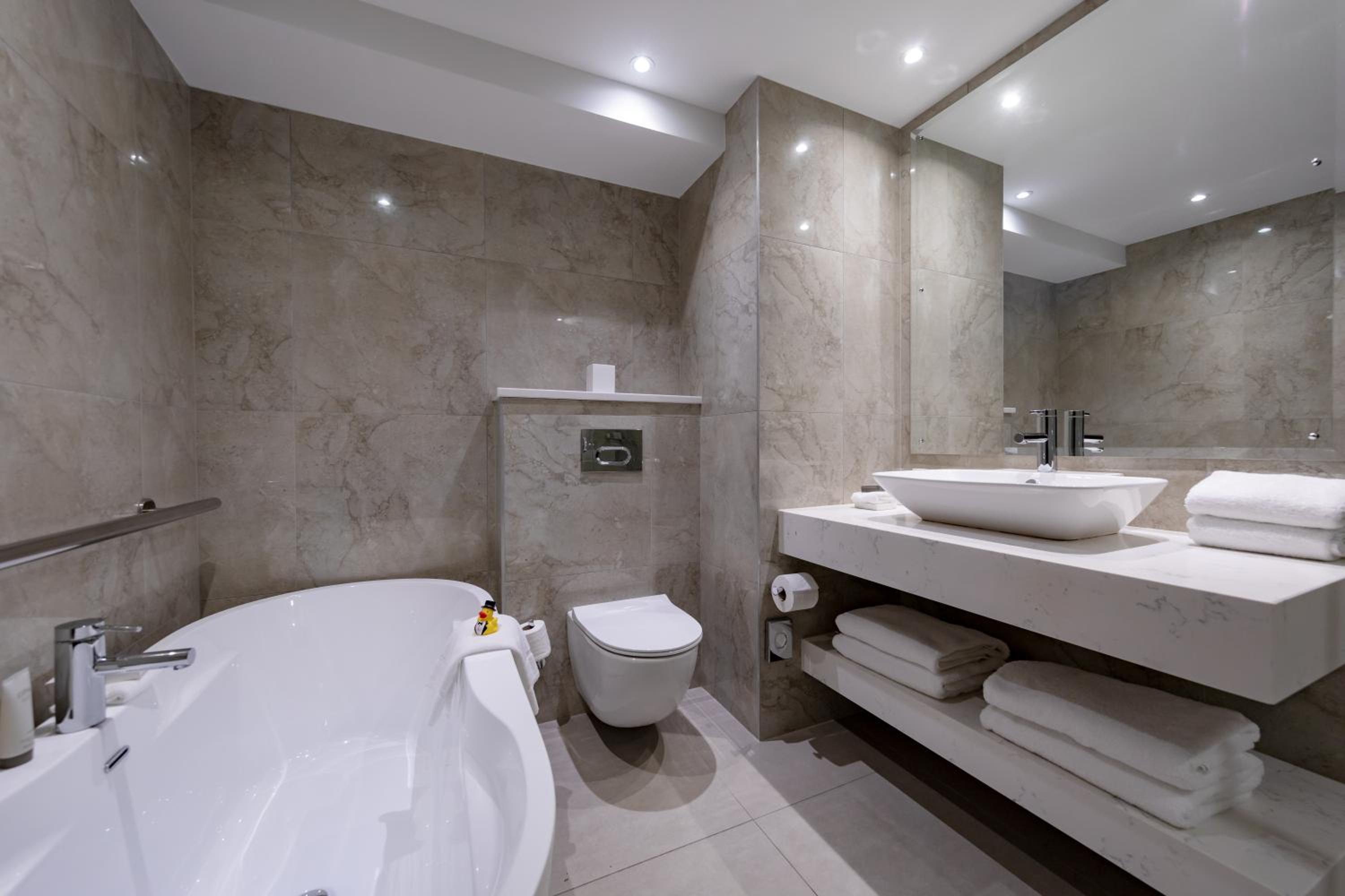 Deluxe King Room - Photo 3